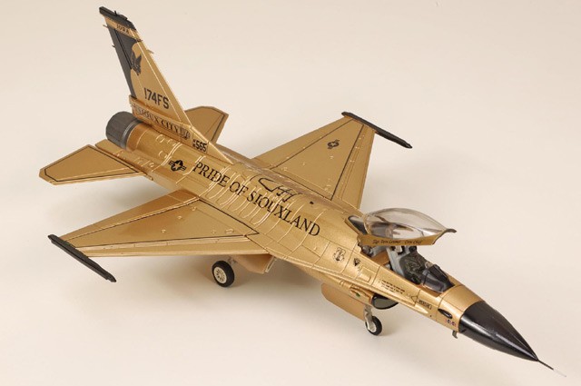 Hobby Master 1/72 F-16A Fighting Falcon Golden Bat USAF 185th FW IA ANG