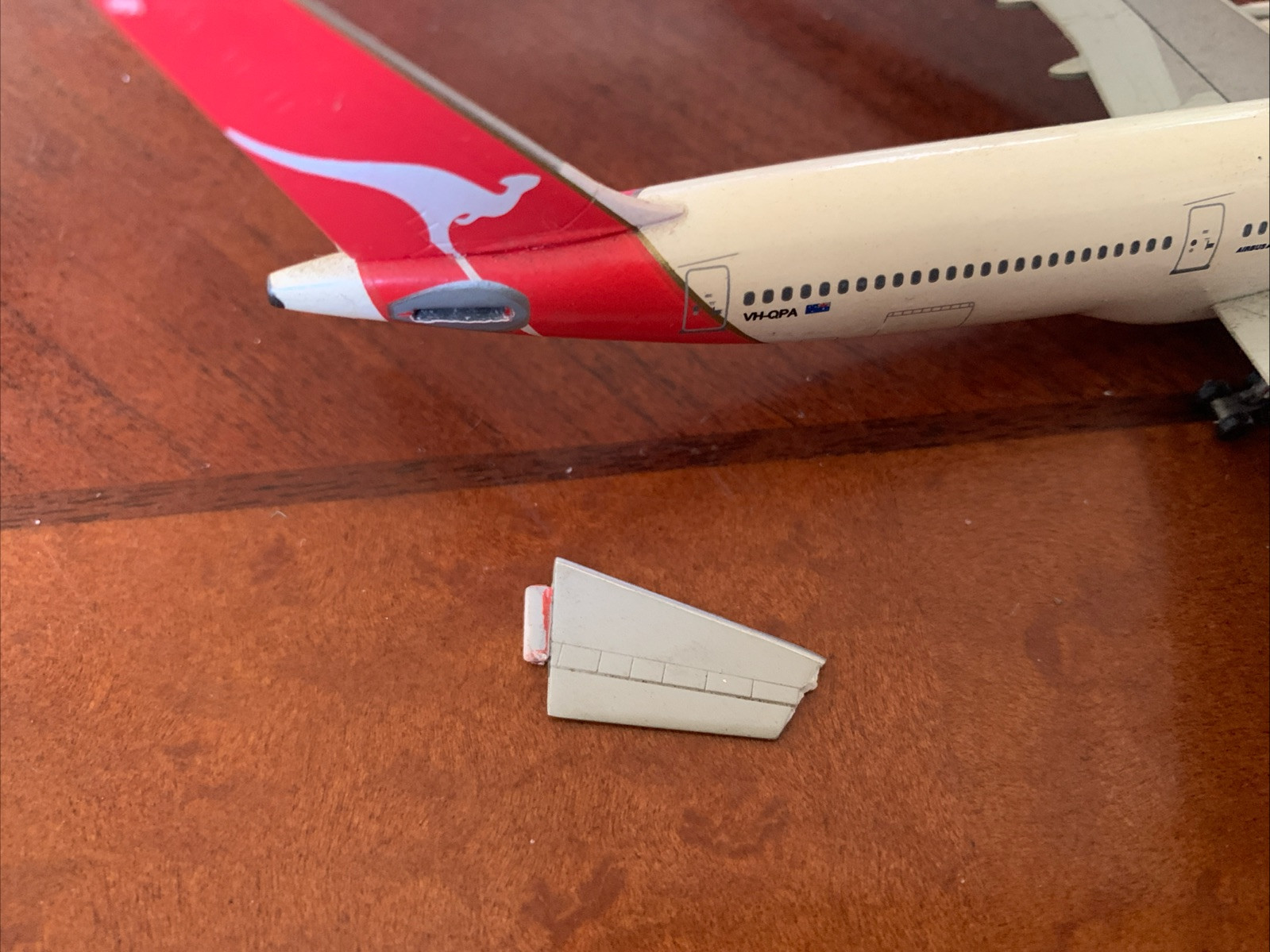 Dragon 55650 1:400 Scale, Airbus A330-300, Qantas Airlines, For Parts Or Repair