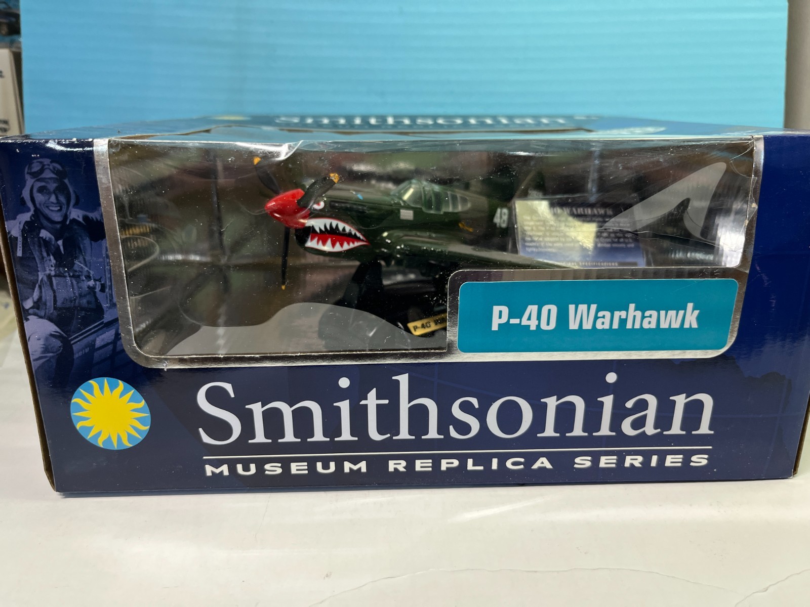 1/48 SMITHSONIAN MUSEUM P-40 WARHAWK WWII FIGHTER PLANE & STAND CO
