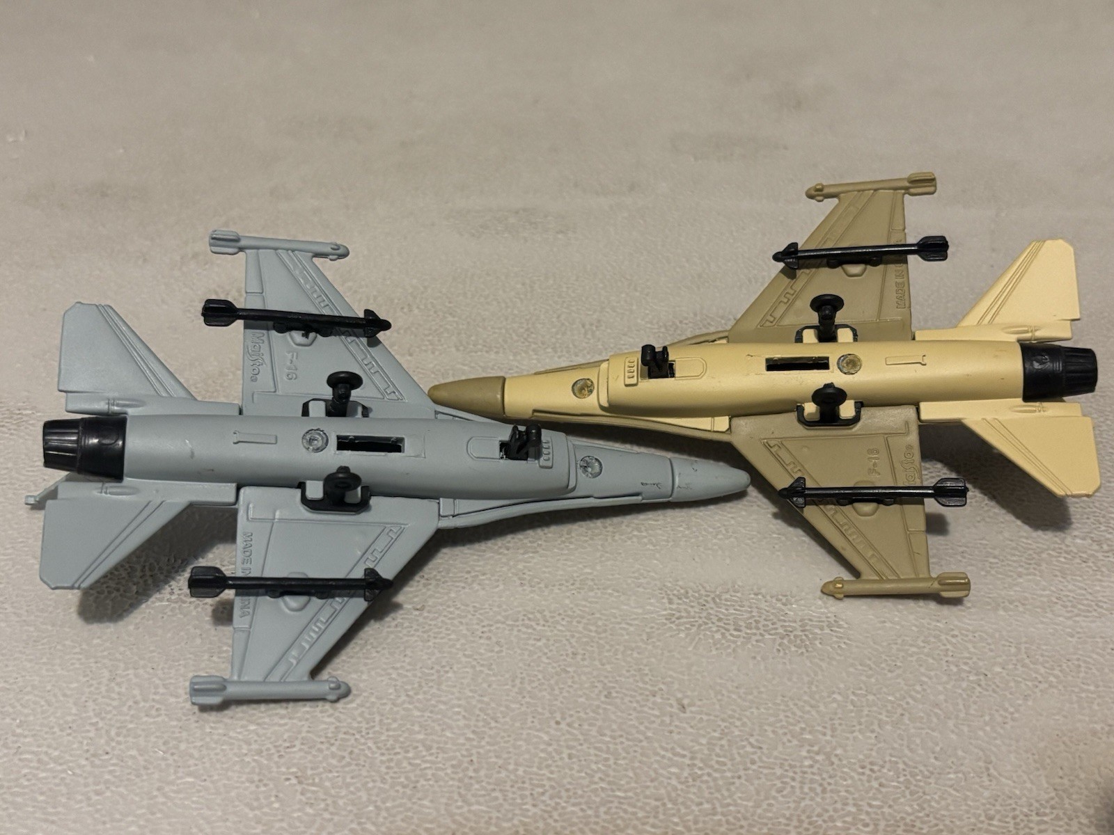 Maisto Diecast Set Of F-16 Night Falcon & F-16 Block 60 Out Of Blister