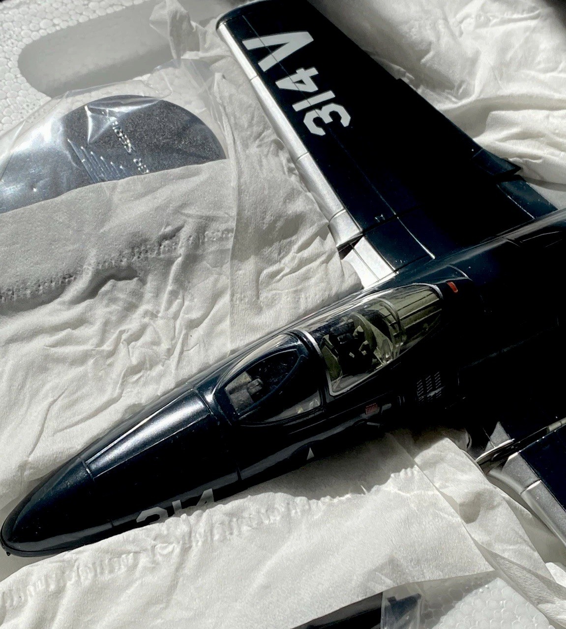 Hobby Master HA7209 F9F5 Panther USN Sundowners ‘Vice Versa’ USS Champlain 1953