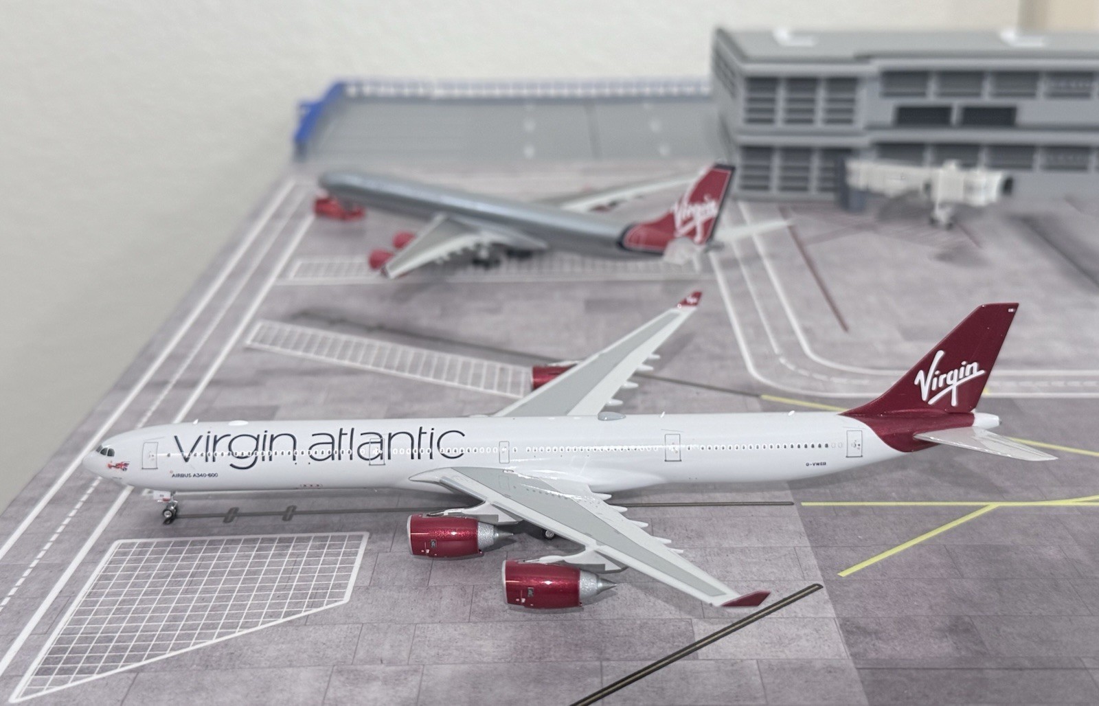 Phoenix Virgin Atlantic Airbus A340-600 G-VMEB model scale 1:400