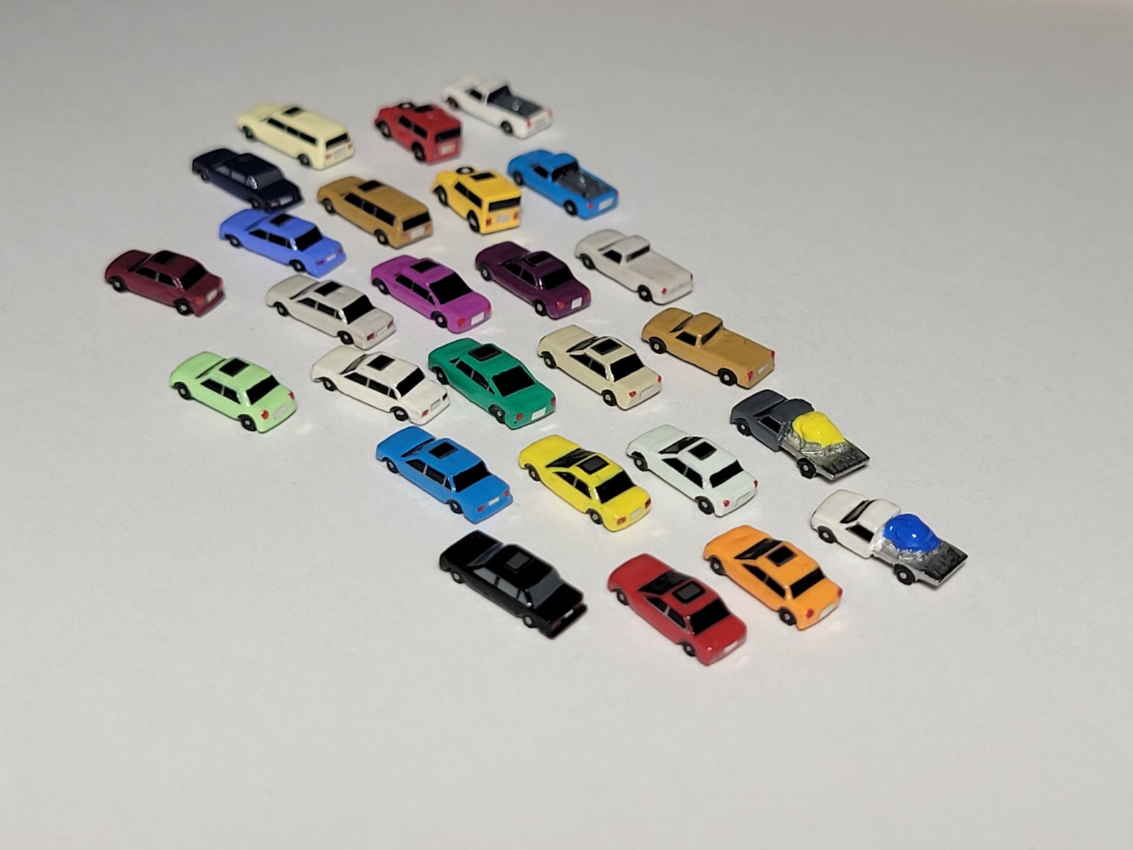 Artistic400 Airport Accessories GSE 1:400 Scale Passenger Cars 26-Pack