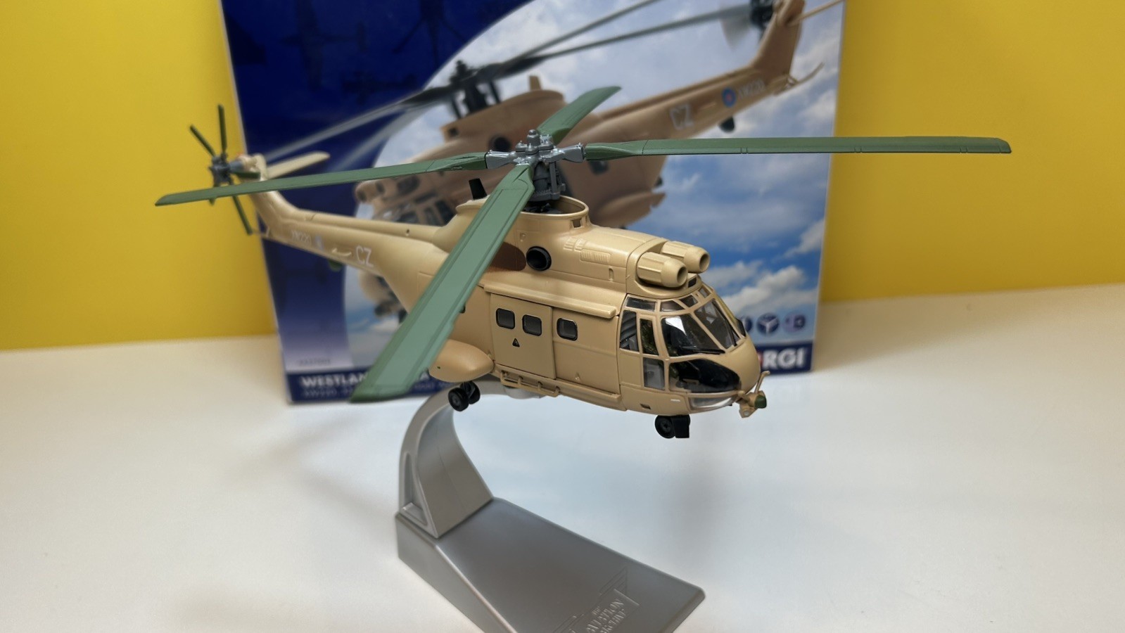 CORGI AA27004 WESTLAND PUMA HC.1 XW220 33 SQD GULF WAR KUWAIT 1991