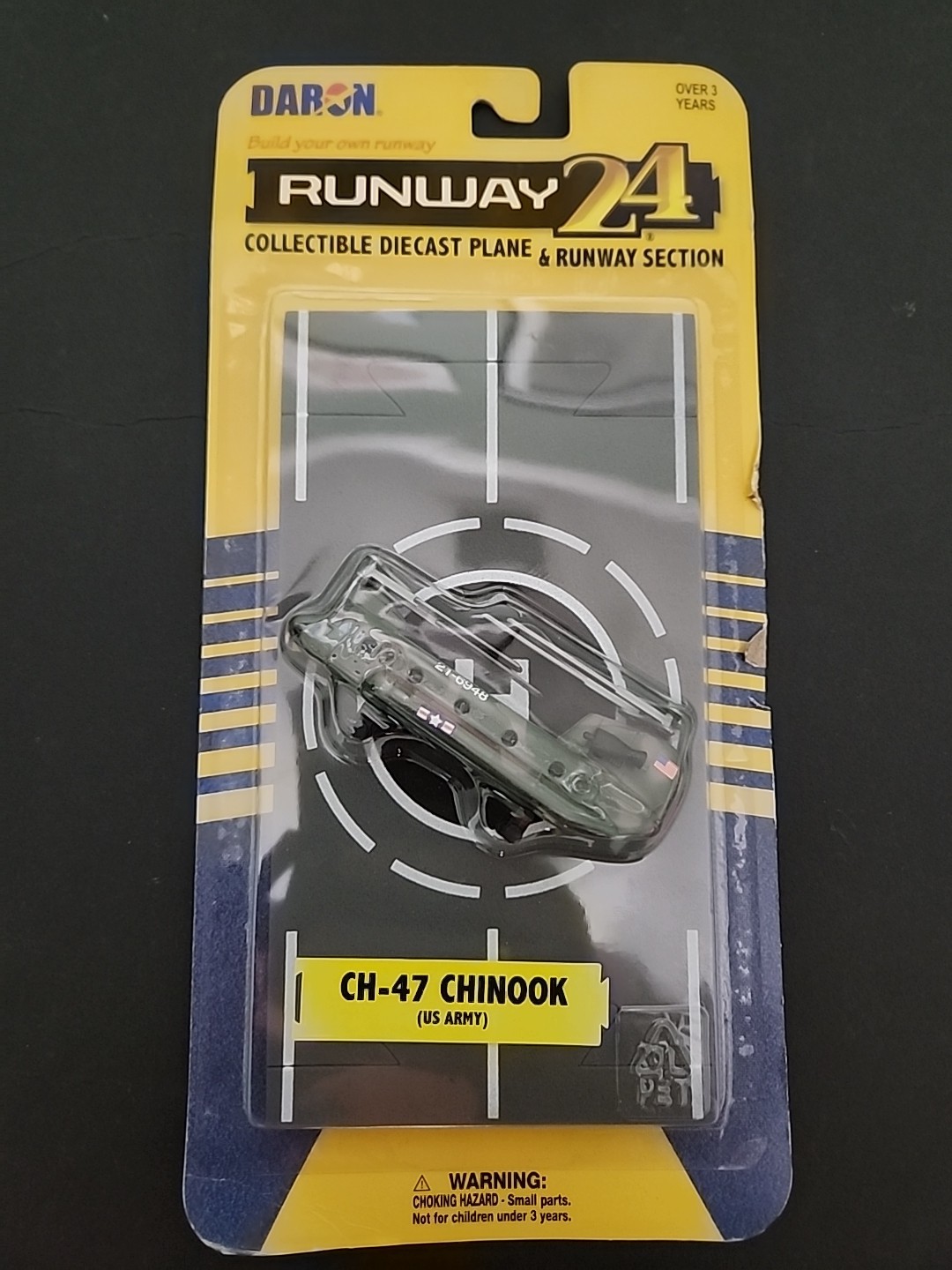 Daron Runway 24 CH-47 Chinook RW062 Diecast Helicopter US Army
