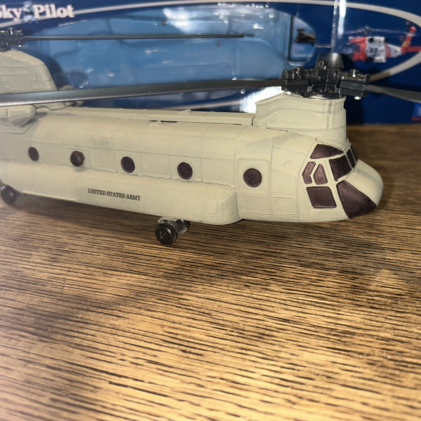New Ray 25793 Sky Pilot Boeing CH-47 Chinook U.S Army Helicopter 1:60 Green