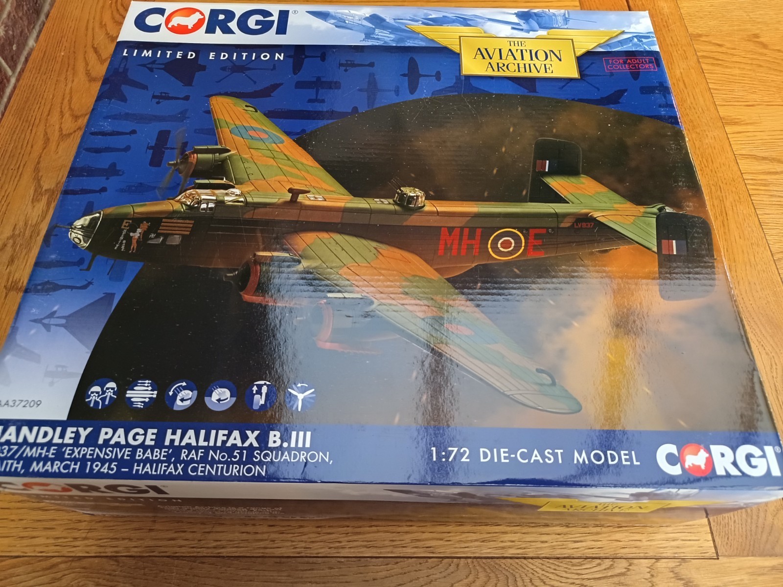 Corgi Aviation Archive Handley Page Halifax B.111 51 Sqn Expensive Babe AA37209