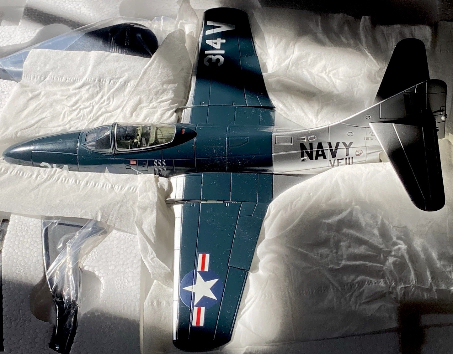 Hobby Master HA7209 F9F5 Panther USN Sundowners ‘Vice Versa’ USS Champlain 1953