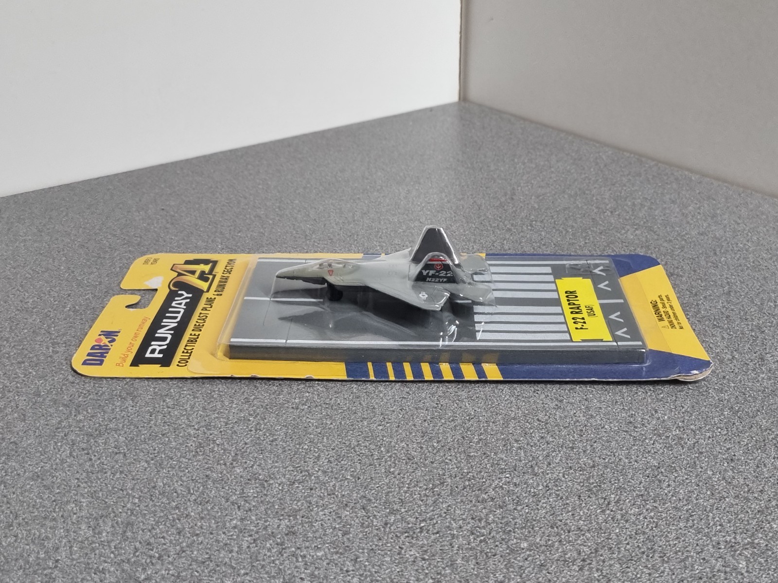 Daron Runway 24 Diecast F-22 Raptor (USAF) & Runway Section Sealed