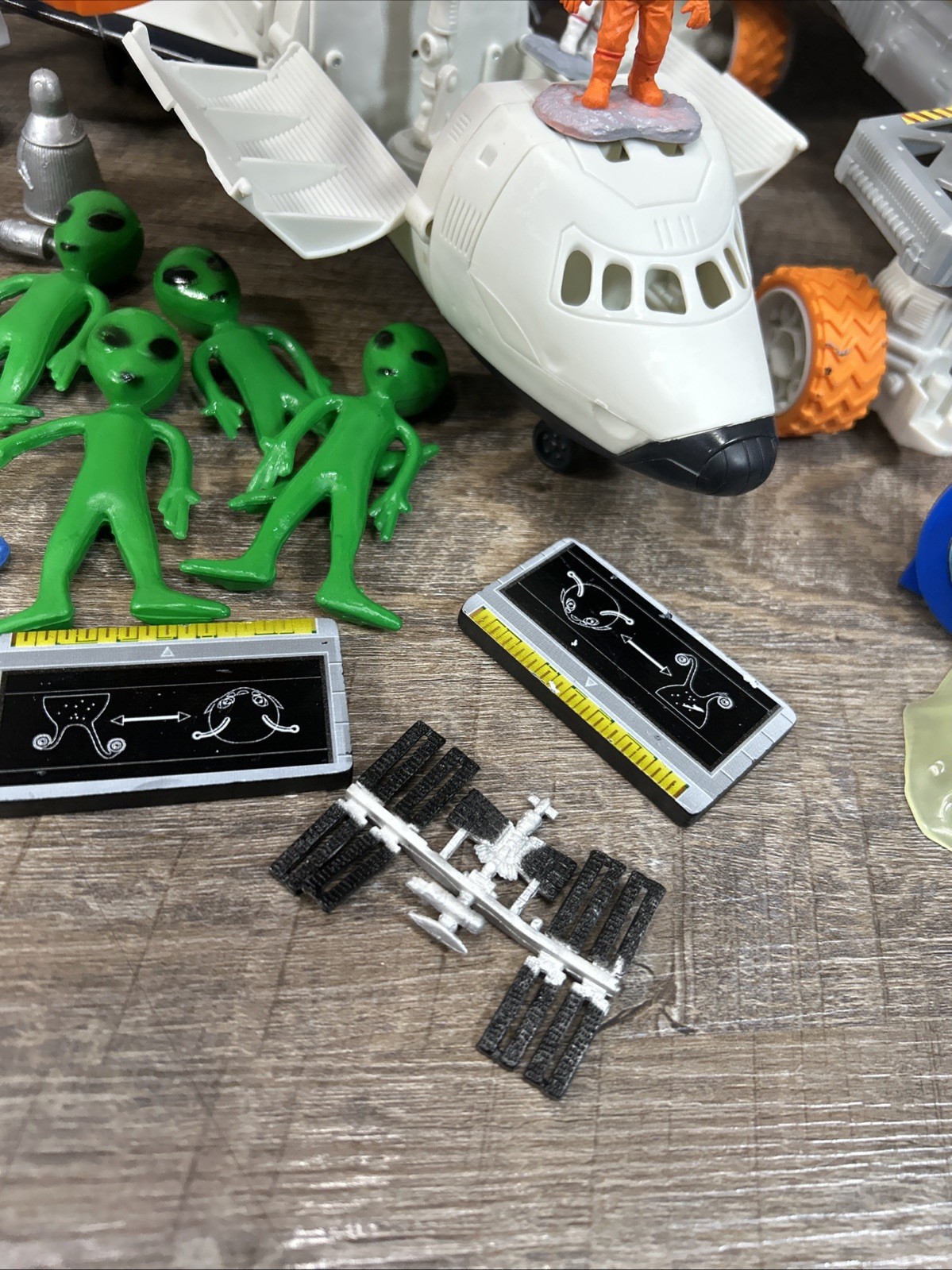 Matchbox MBX Mega Rig Shuttle Mission Set Space Shuttle W/ Aliens & Astronauts