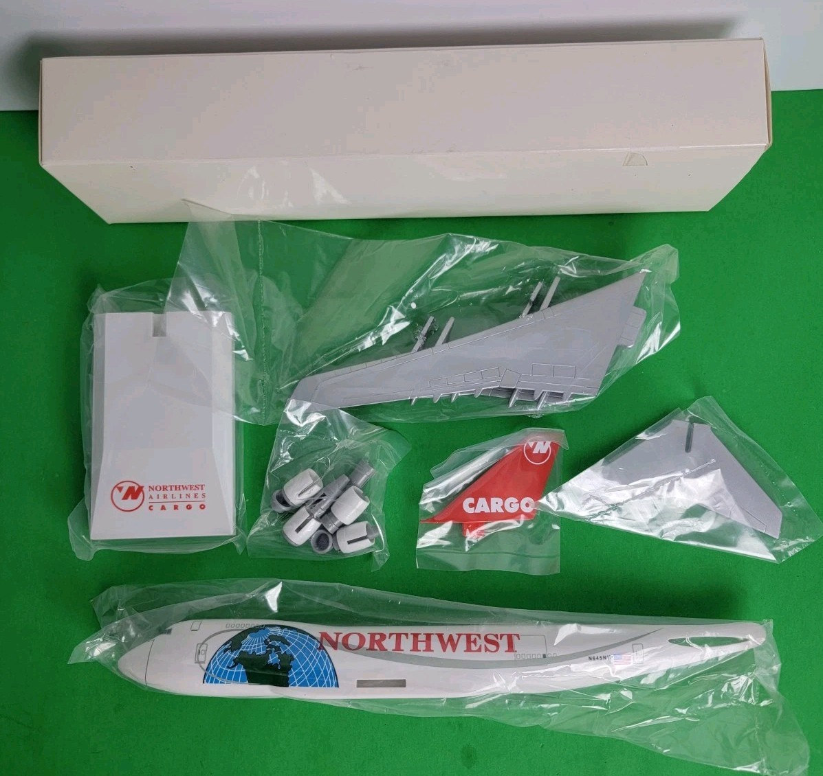 11″ – 747-200F Northwest Airlines Cargo Freighter – 1:400 Scale