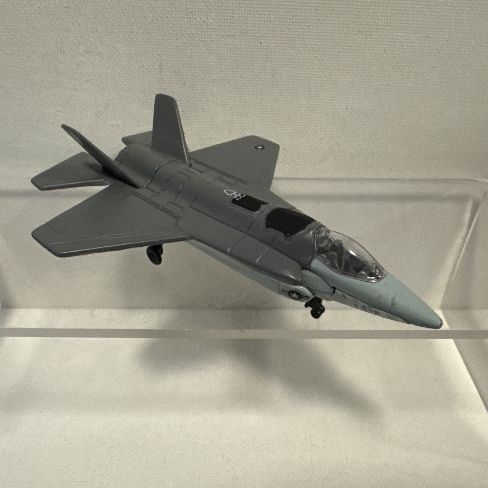 Maisto Tailwinds F-35 Lightning II Stealth Fighter Jet Diecast Airplane