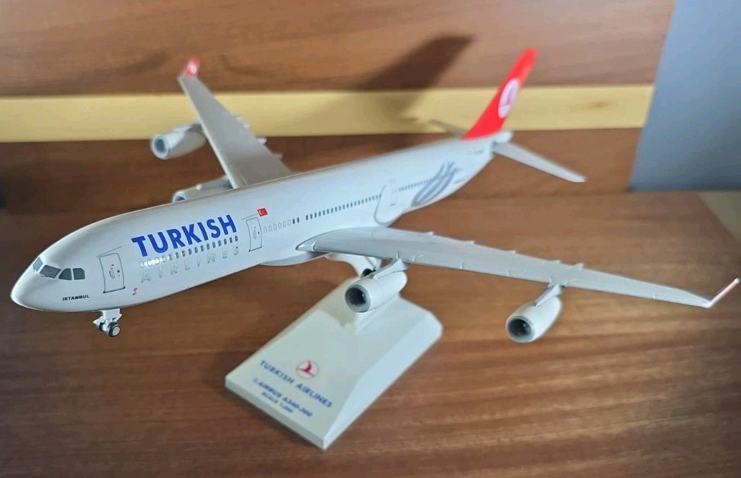 Skymarks Turkish Airlines A340-300 TC-JDJ Airplane Model. 1:200
