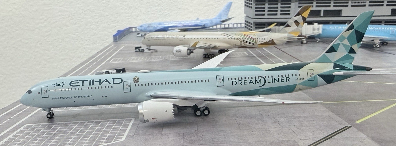 1:400 NG Models 787-10 Etihad Airways Greenliner