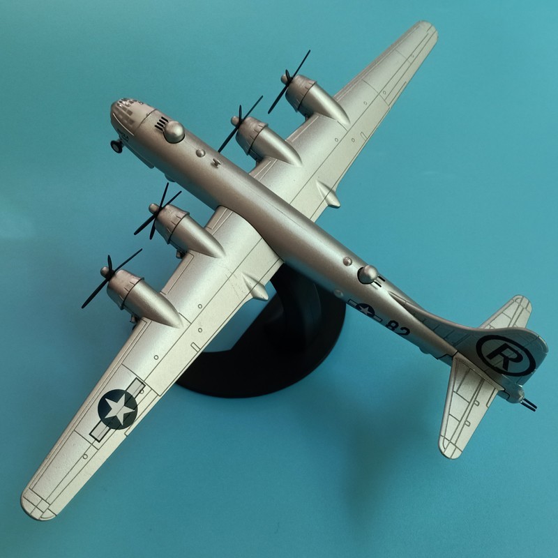 1:200 WW2 Boeing B-29 Enola Gay (NO.82) Bomber Model Diecast Military Collection