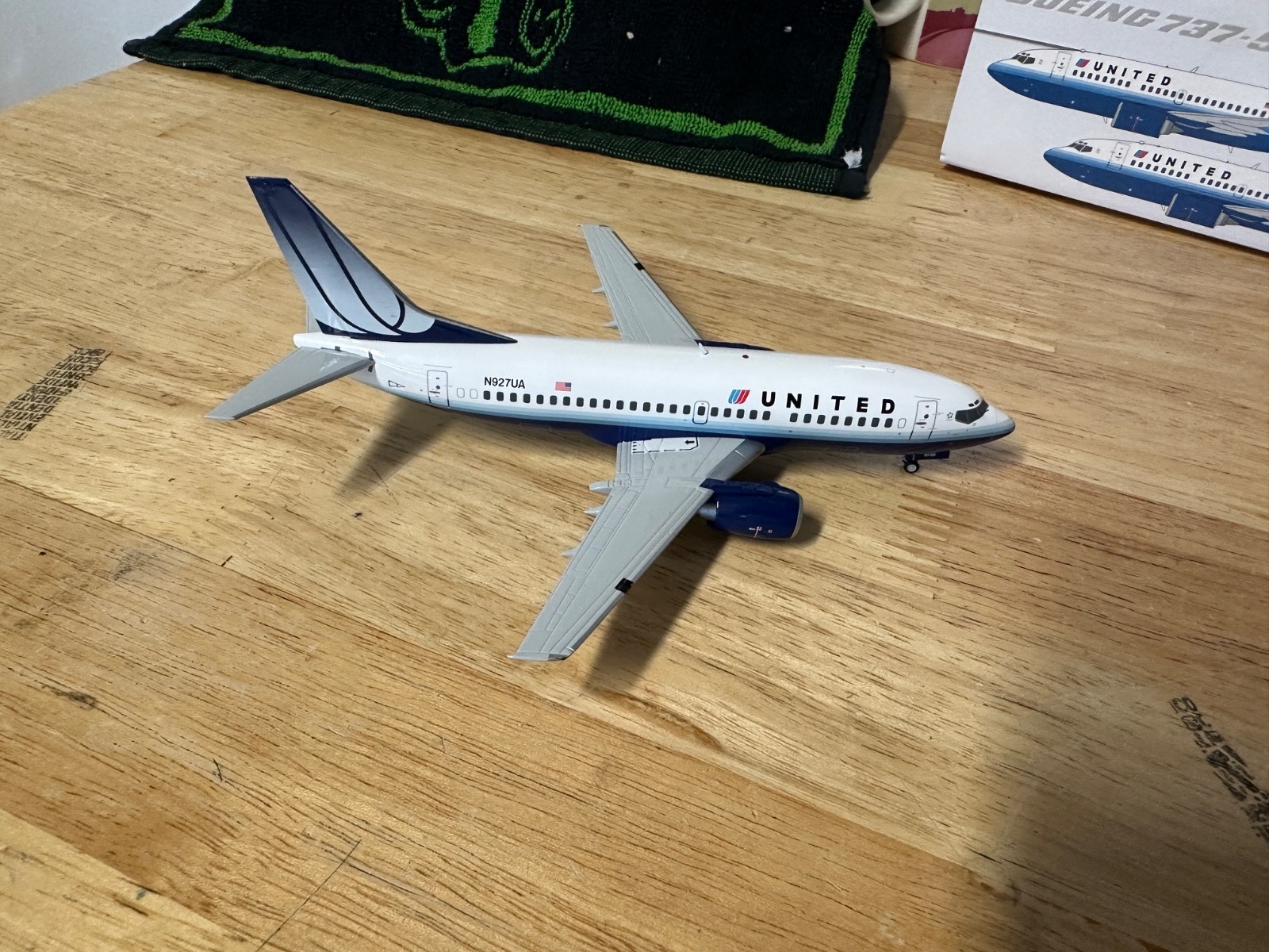 B737-500 UNITED AIRLINES “TULIP” REG: N927UA WITH STAND – JC WINGS XX20243 1/200