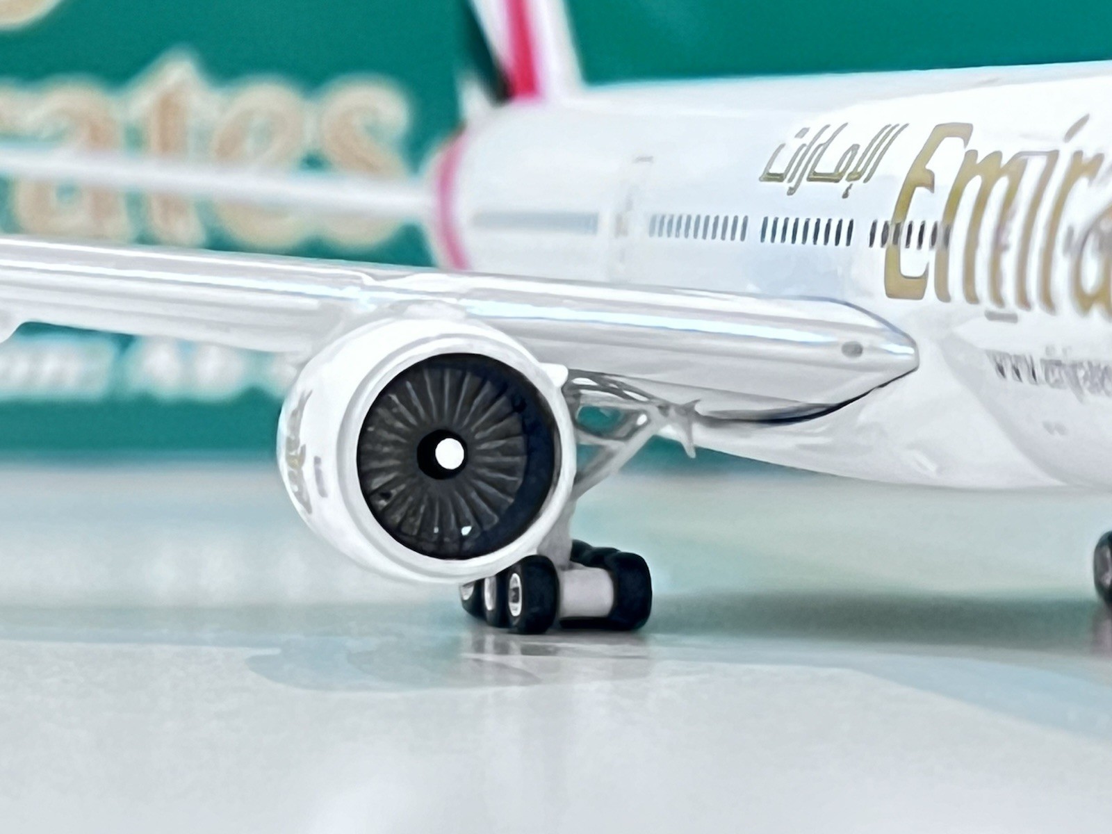 Phoenix 1:400 Emirates Boeing B777-200 A6-EMI