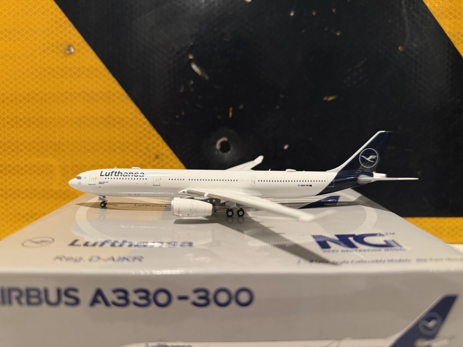 NG Models 1:400 Lufthansa A330-300