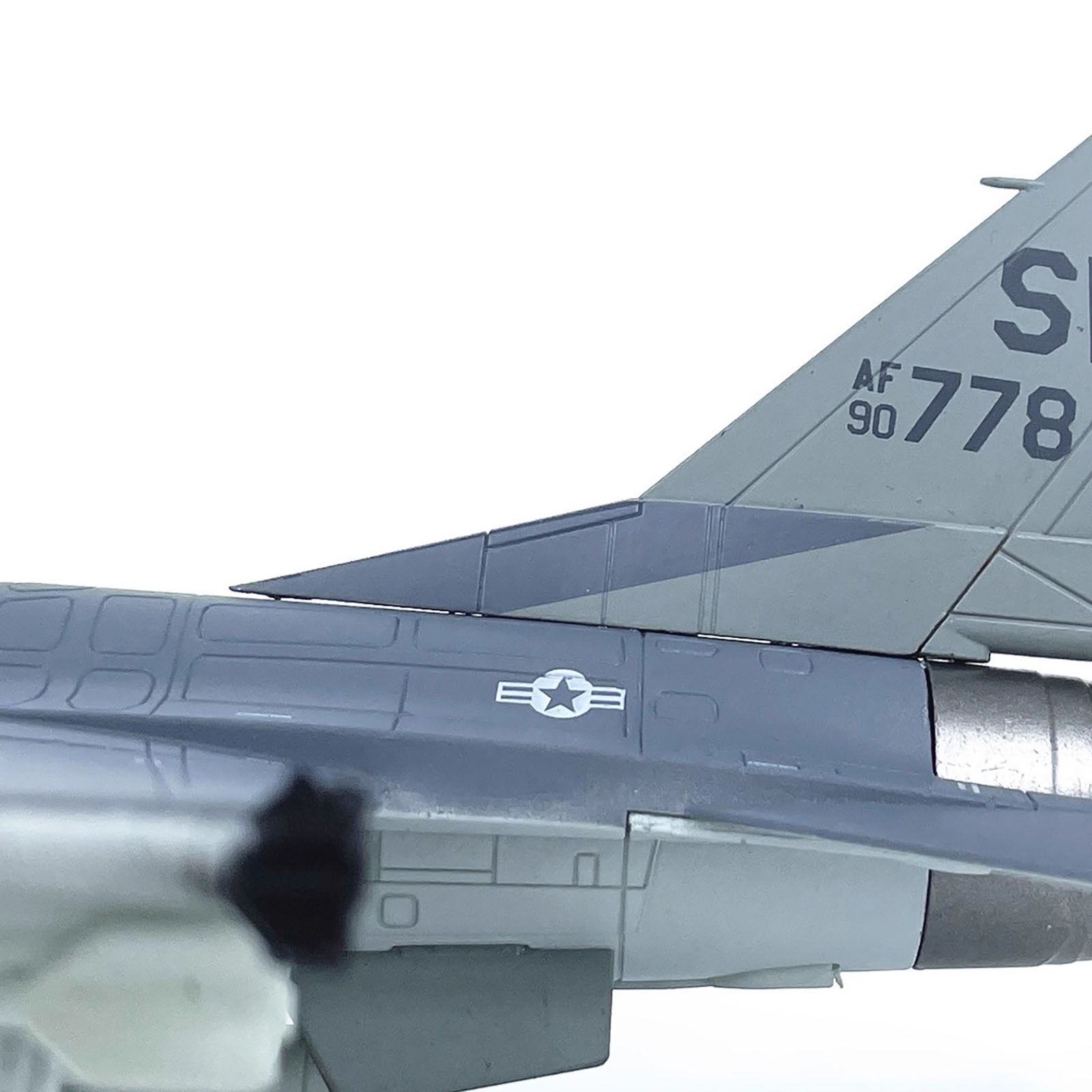 F-16D Fighter Jet Aircraft Model 1/72 Scale For US Air Force Alloy Diecast 21cm