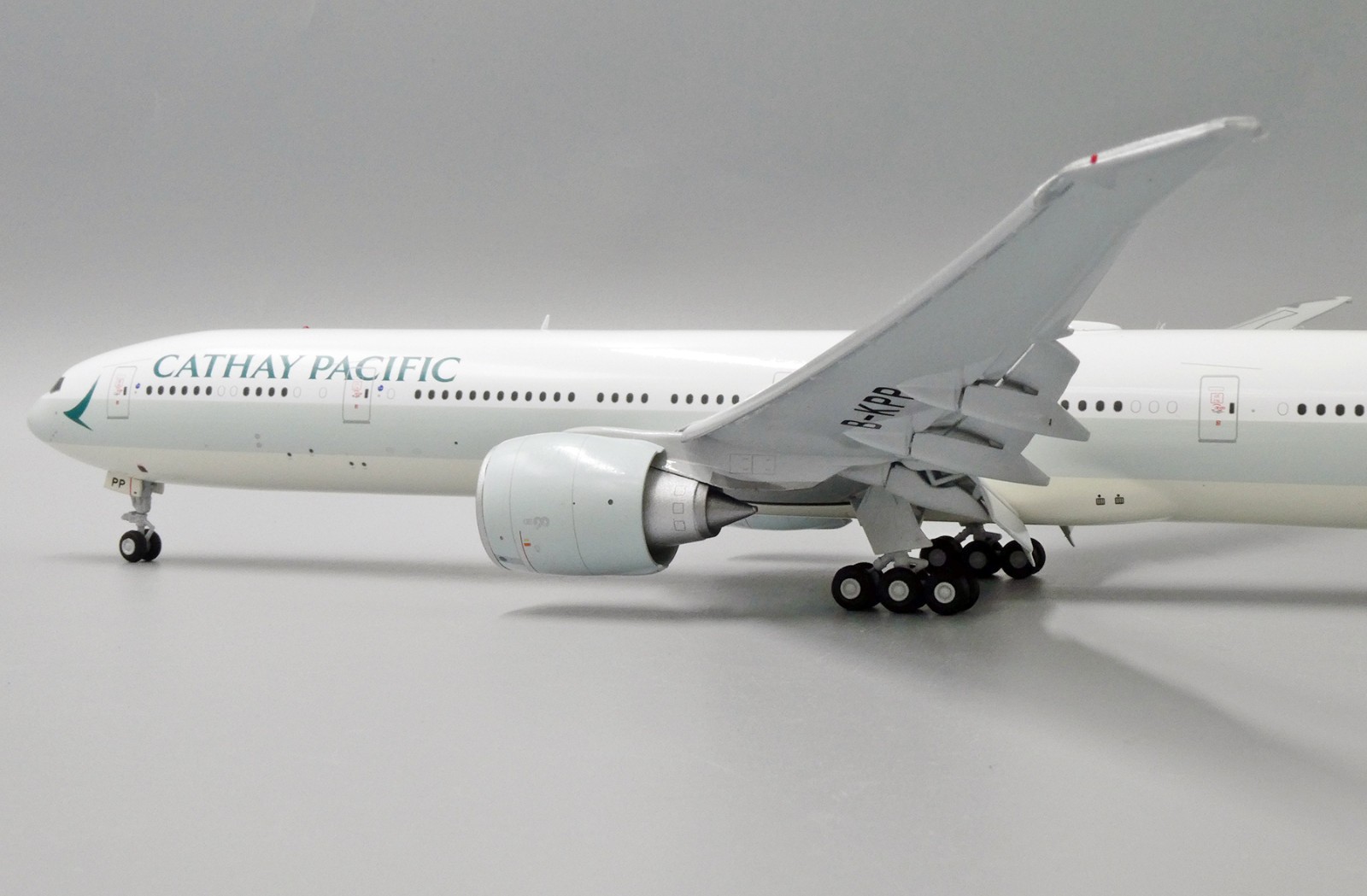 JC Wings 1:200 Cathay Pacific Boeing B777-300(ER) “Flaps Down” B-KPP