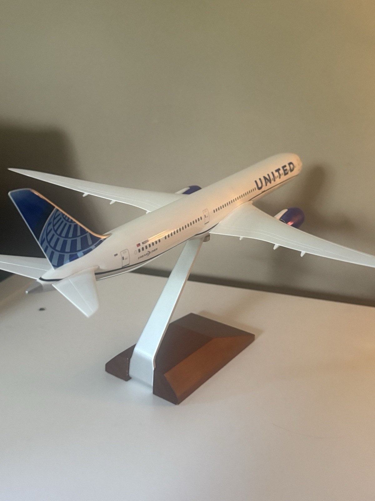 Skymarks United Boeing 787-10 1:200 Scale With Wooden Stand In Mint Condition!