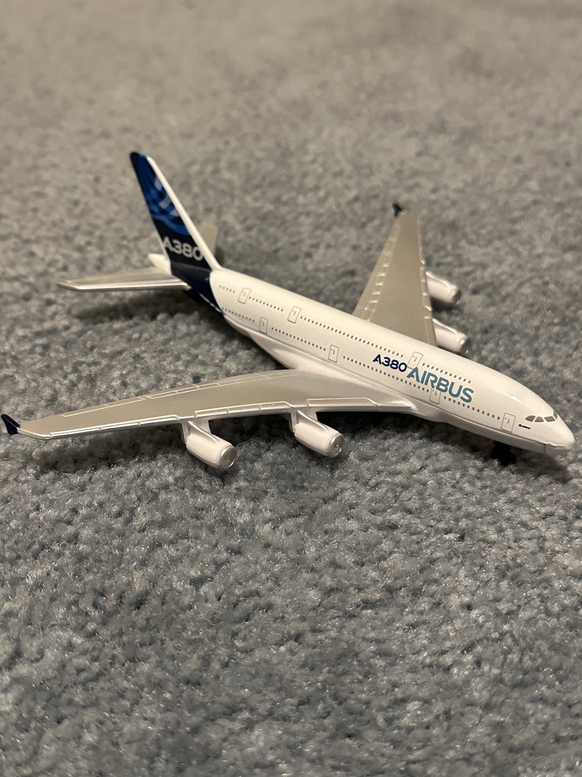 Daron Toys Appx 14cm Long Diecast RT0380 – Airbus A380 Aircraft – White/Blue
