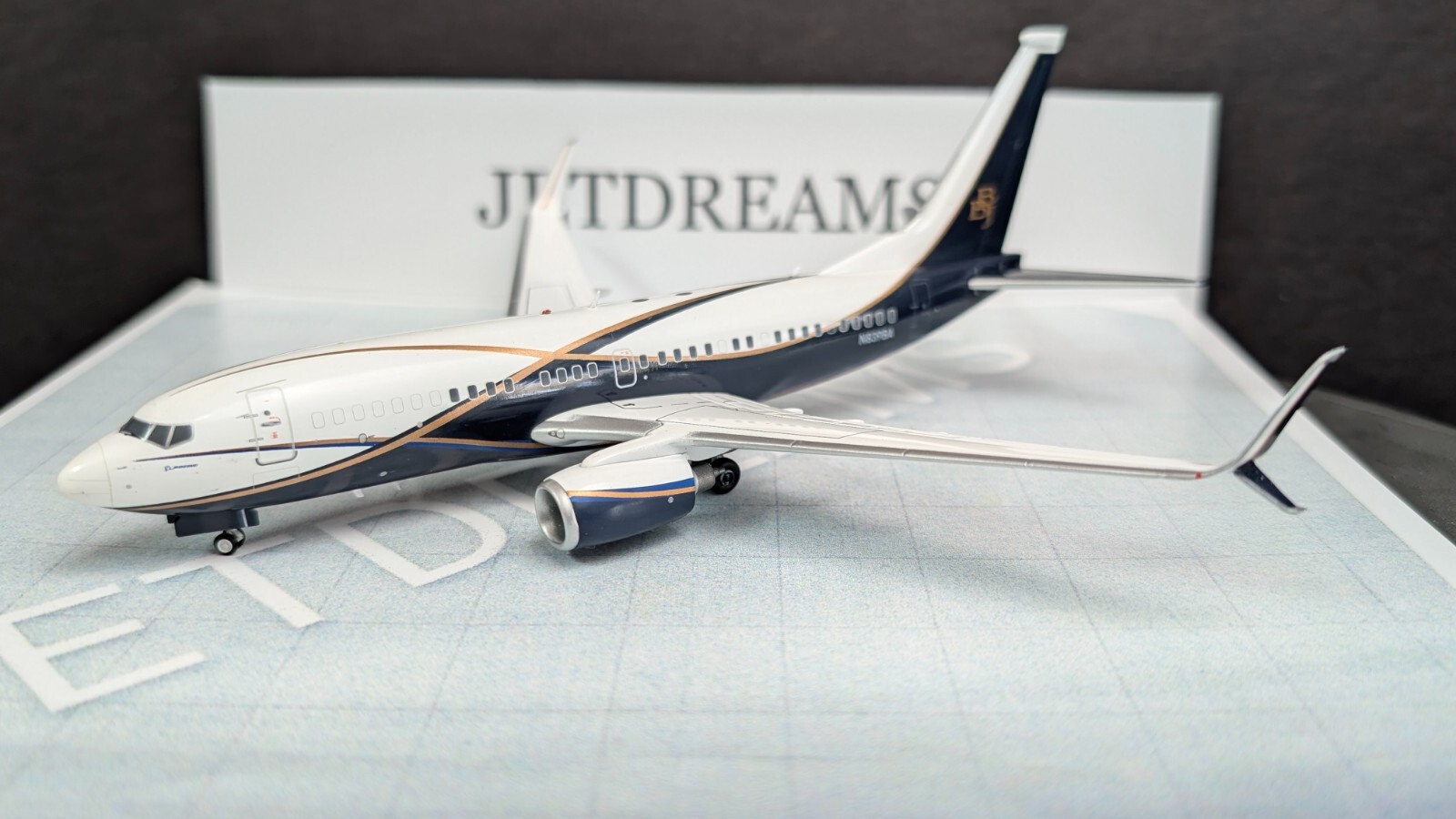 1/200 BOEING AIRCRAFT BUSINESS JETS 737-700 700BBJ HOUSE COLORS N839BA JC WINGS