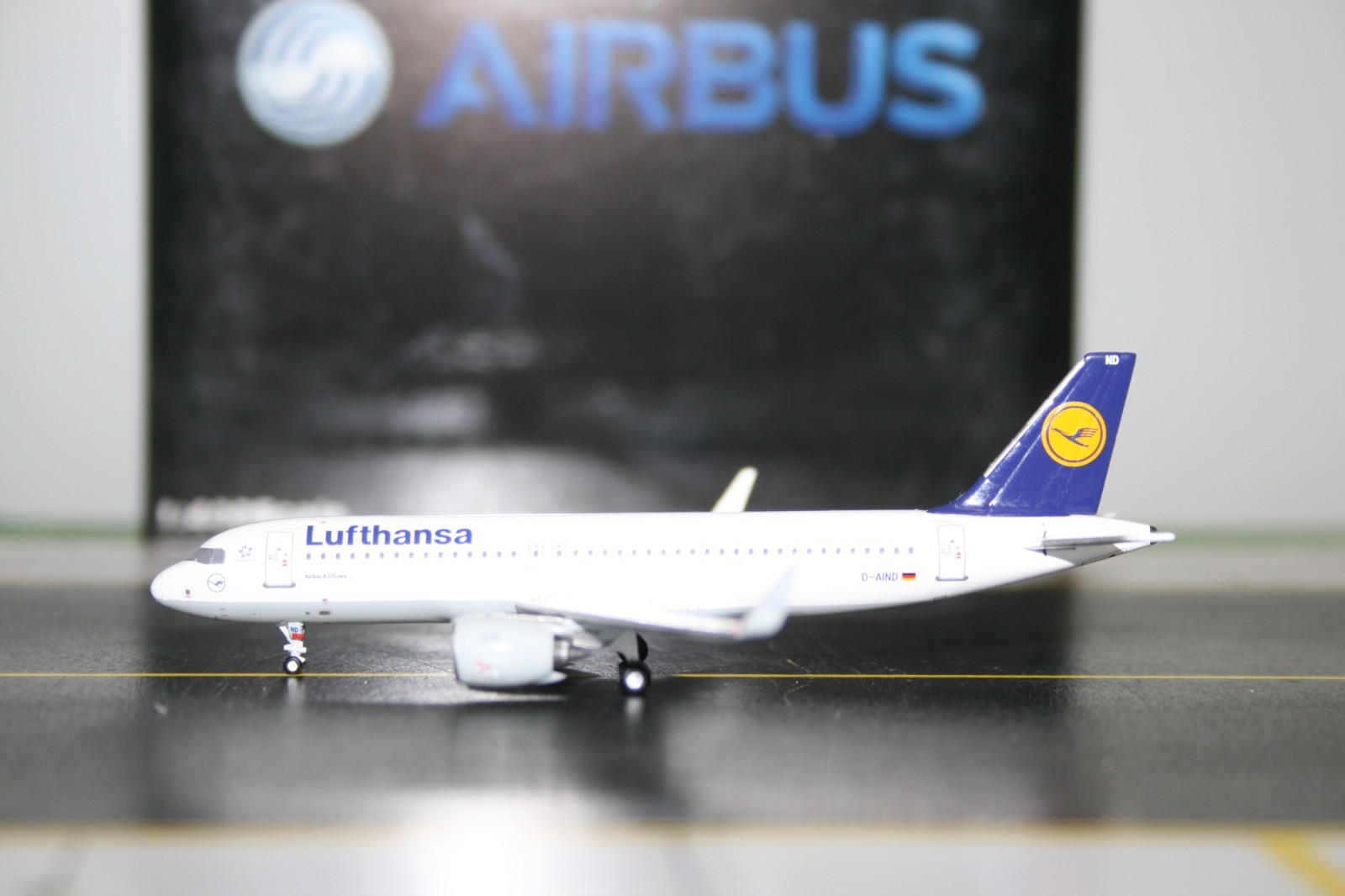 Panda Model 1:400 Lufthansa Airbus A320neo D-AIND (PM-D-AIND) Model Plane