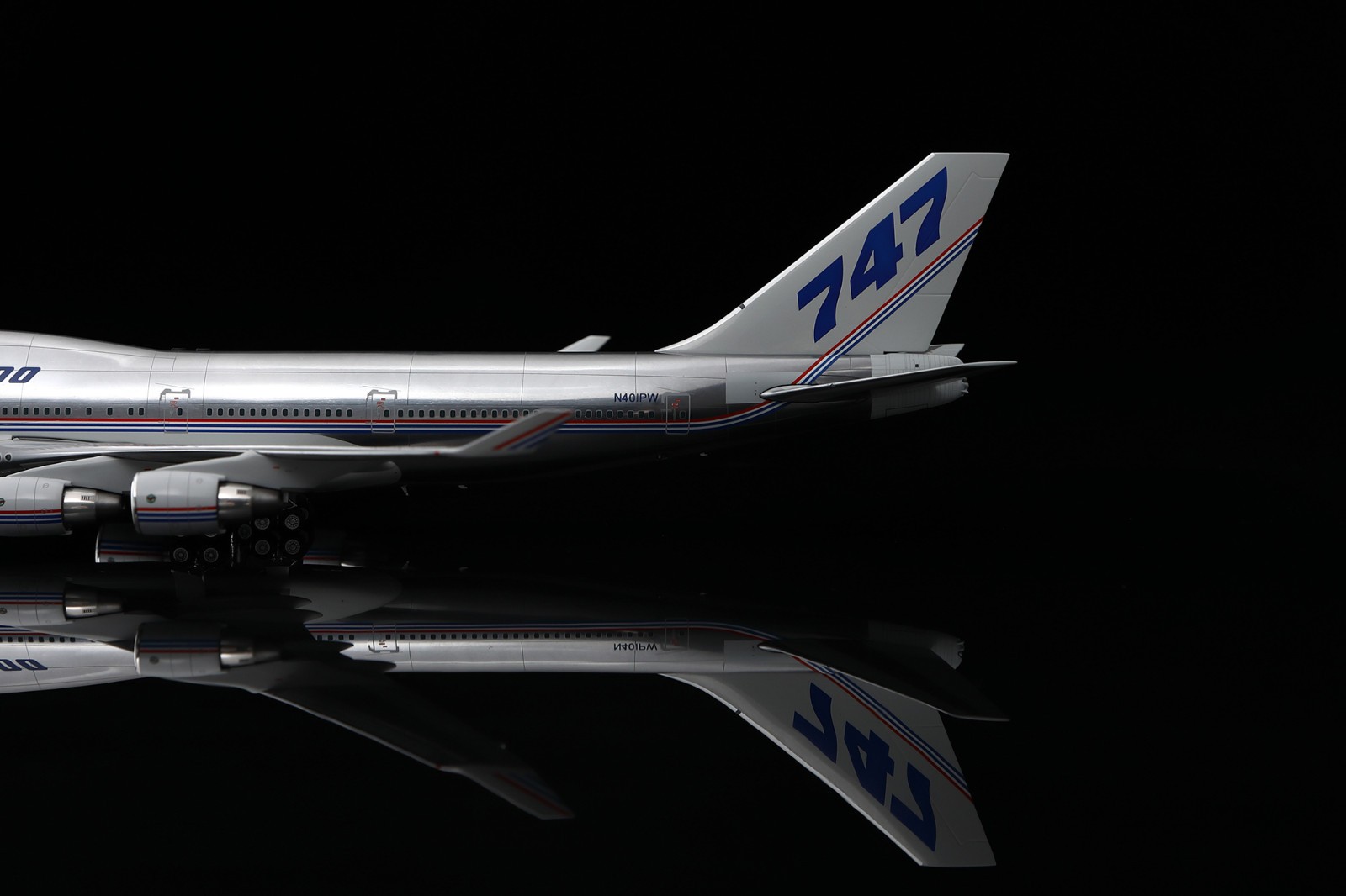 SQ Wings 1:200 Boeing B747-400 “House Colours – Flaps Up” N401PW