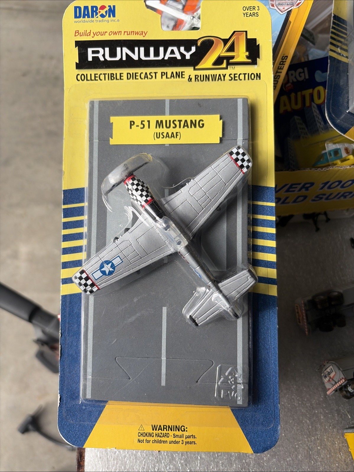 Daron Runway 24 Diecast Metal Toy with Runway – P-51D Mustang RW195 NIB