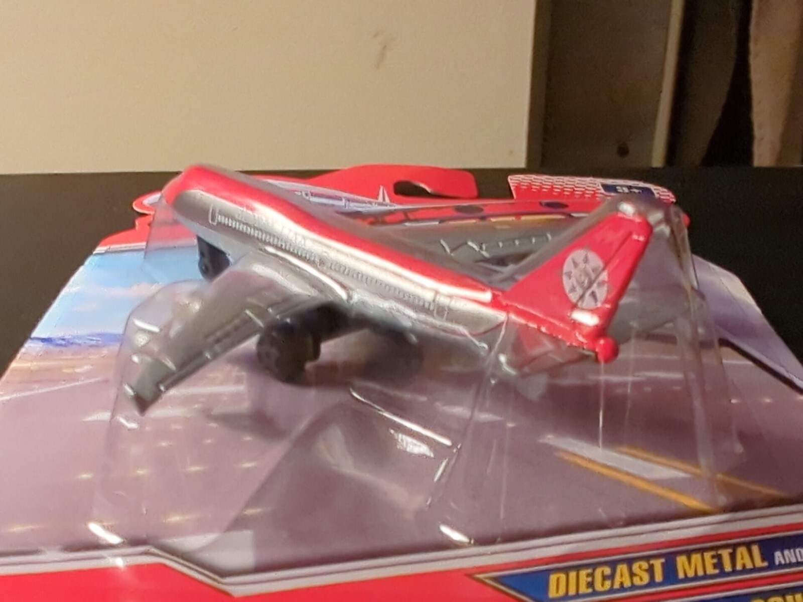 STUNNING GLOBE LINK 4″ LONG AIRPLANE BY AIR POWER NEW ON CARD W/ LANDING GEAR