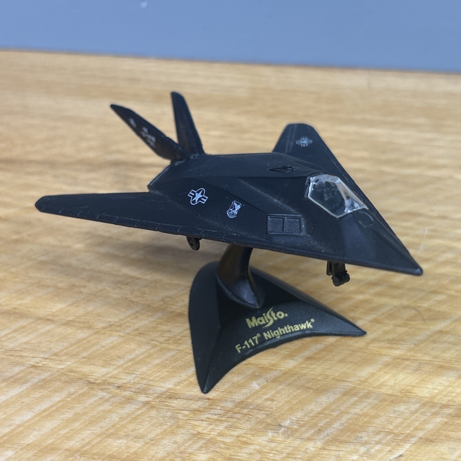 Maisto Tailwinds F-117 Nighthawk Diecast Aircraft Military Model w/stand