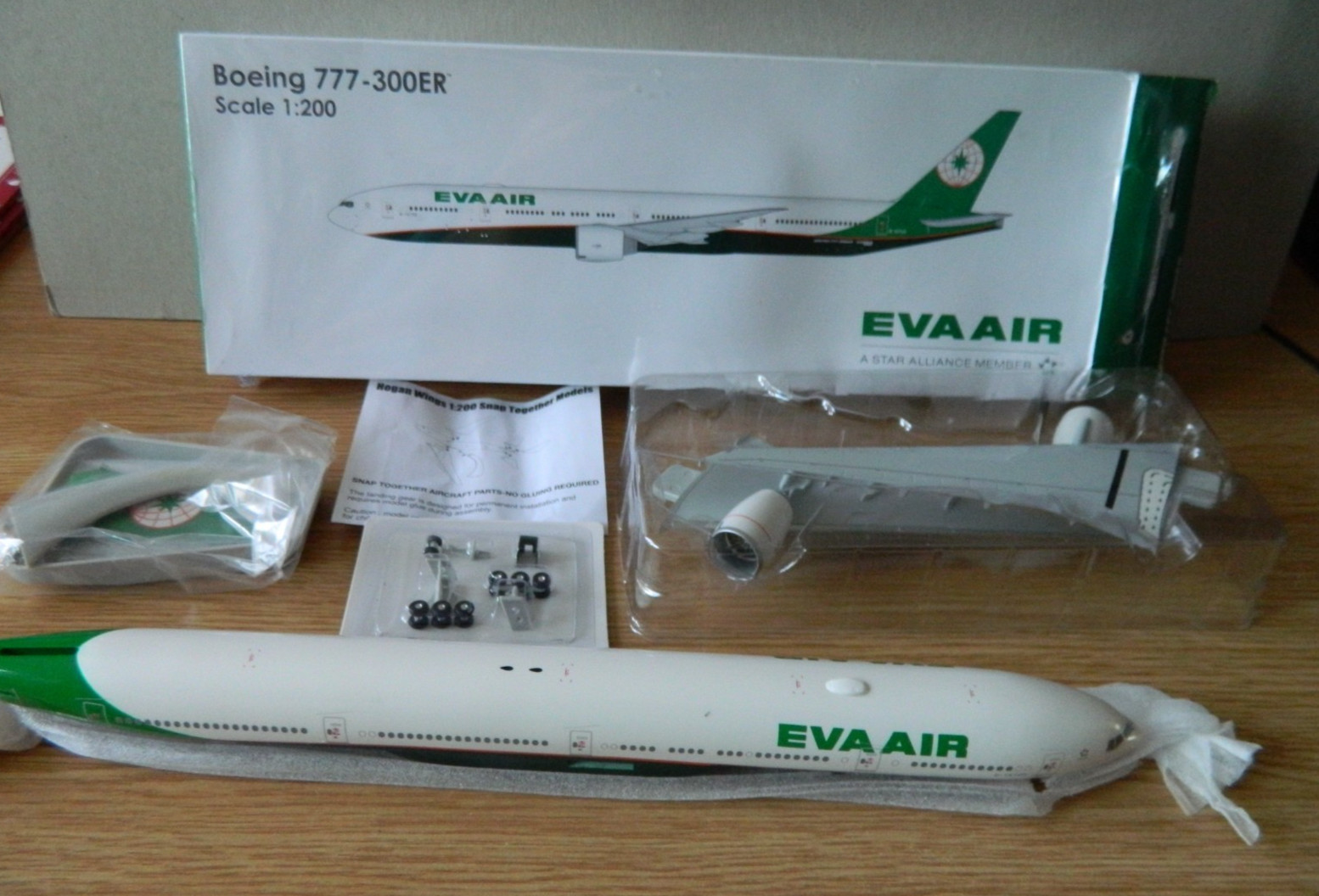 EVA AIR Boeing 777-300ER Hogan wings 1:200 scale Snap fit model with gear 10215