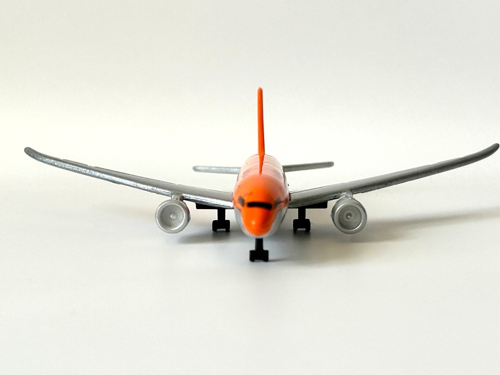 Boeing 787-8 American Plane Airliner Model Toy Orange Diecast 1:500 Scale Maisto