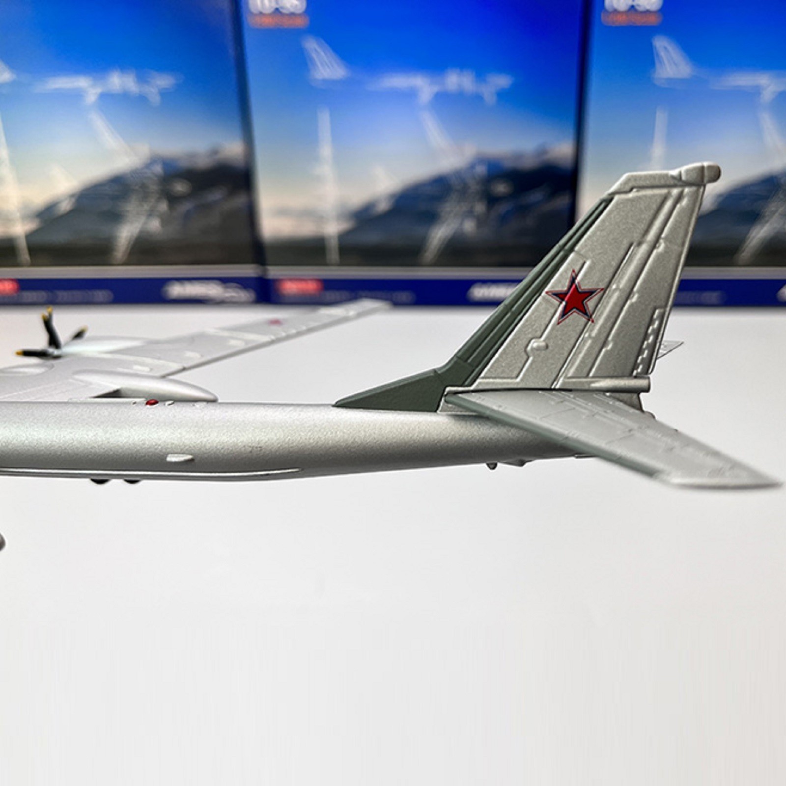 1/200 Tupolev Tu-95 Bear Type Strategic Bomber Aircraft Model Military Scene A