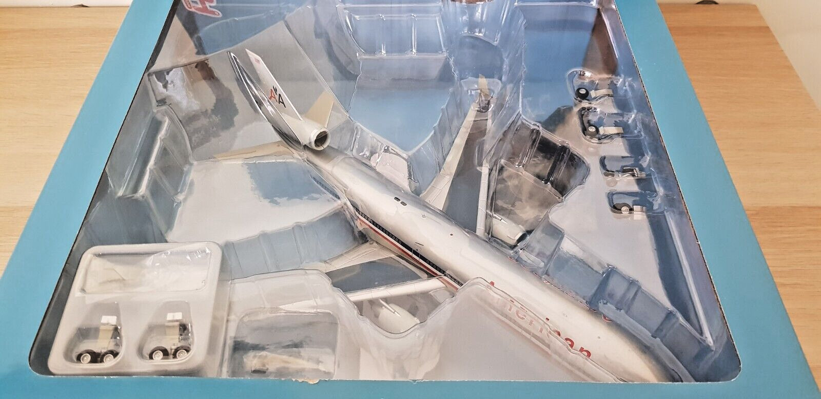 Hobby Master 1/200 HL1201 McDonnell Douglas MD-11 American Airlines, N1758B