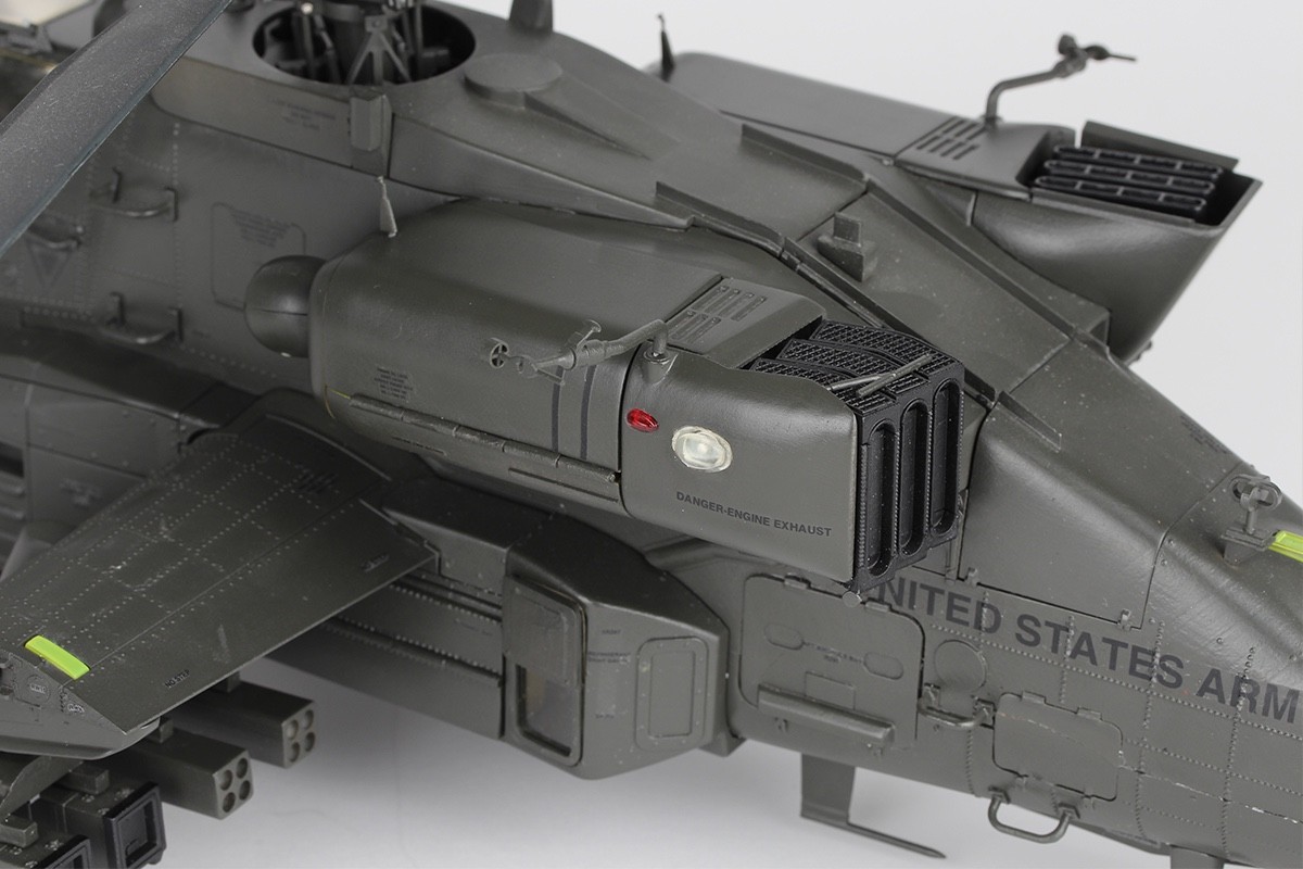 Agora Models 1:24 AH-64D Apache Longbow Helicopter. Full boxed kit.