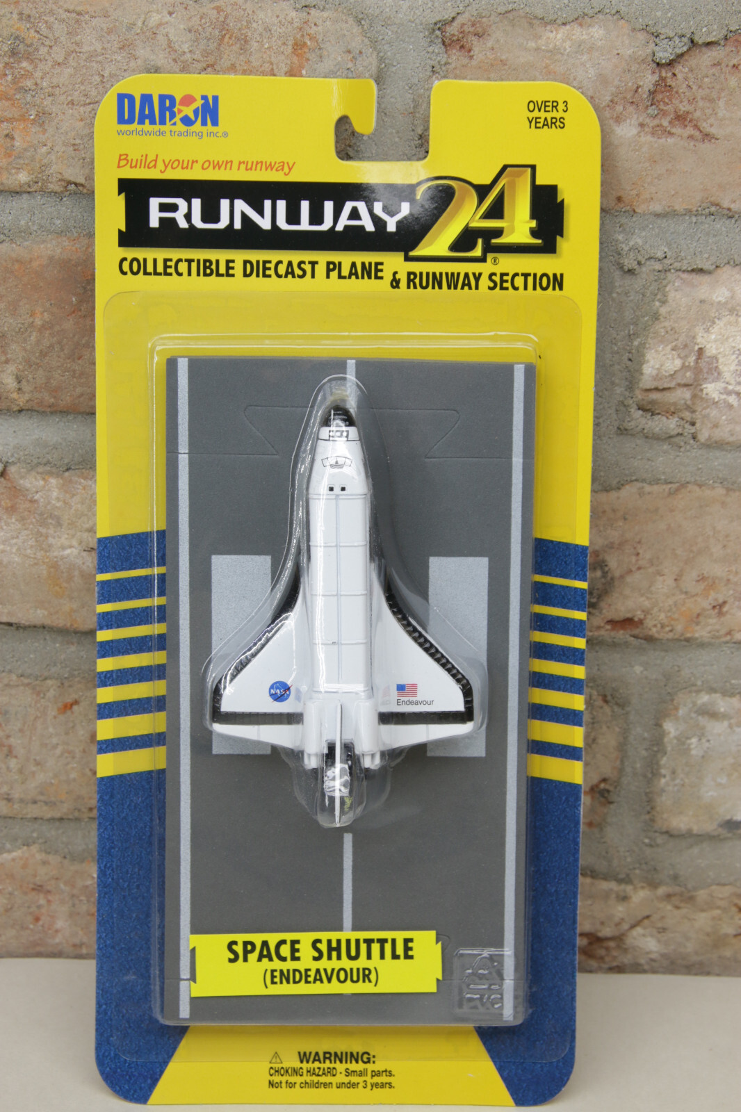 Daron Runway24 Space Shuttle Endeavour RW5 Die Cast Metal Airplane NEW Old Stock