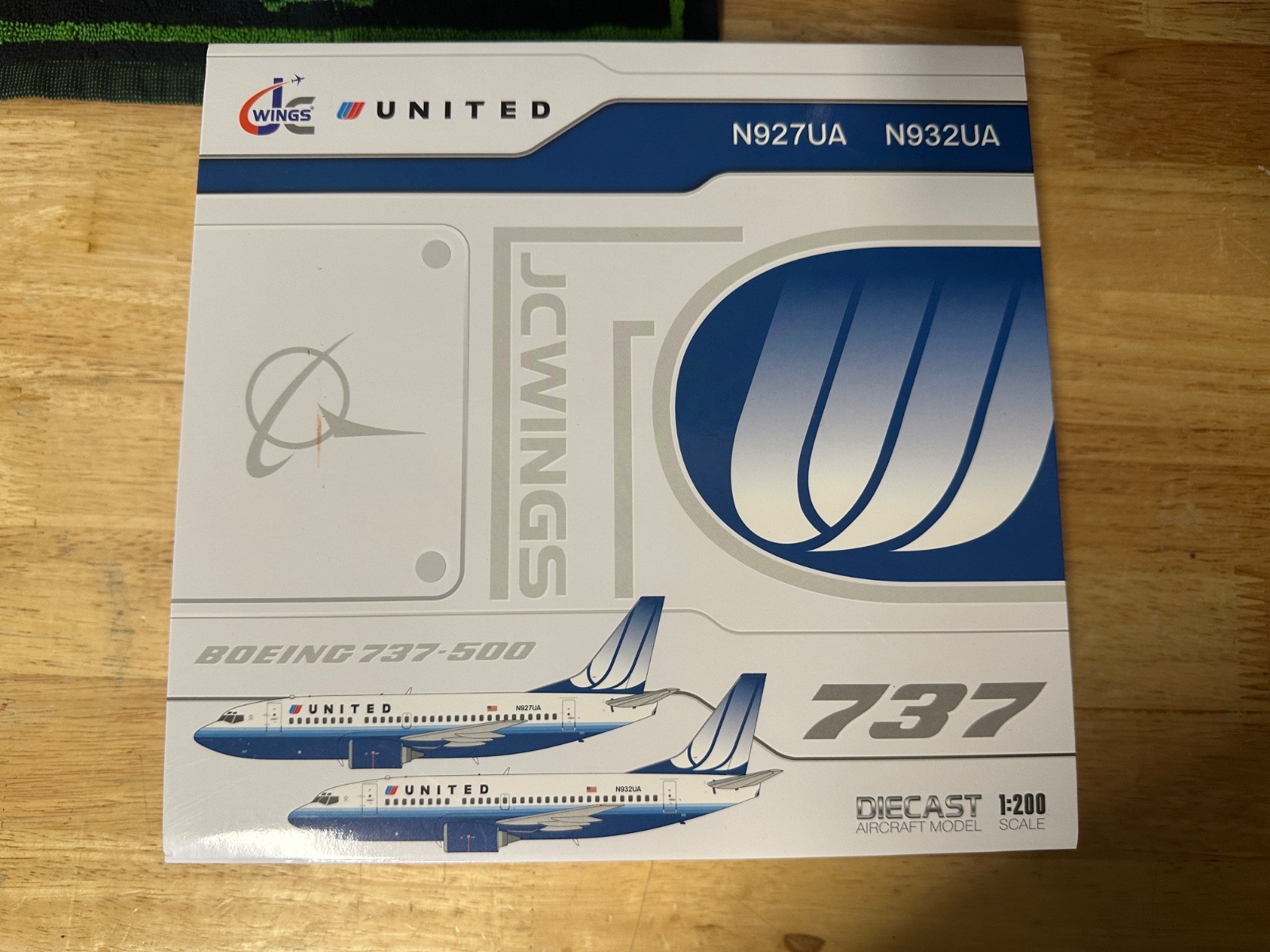 B737-500 UNITED AIRLINES “TULIP” REG: N927UA WITH STAND – JC WINGS XX20243 1/200