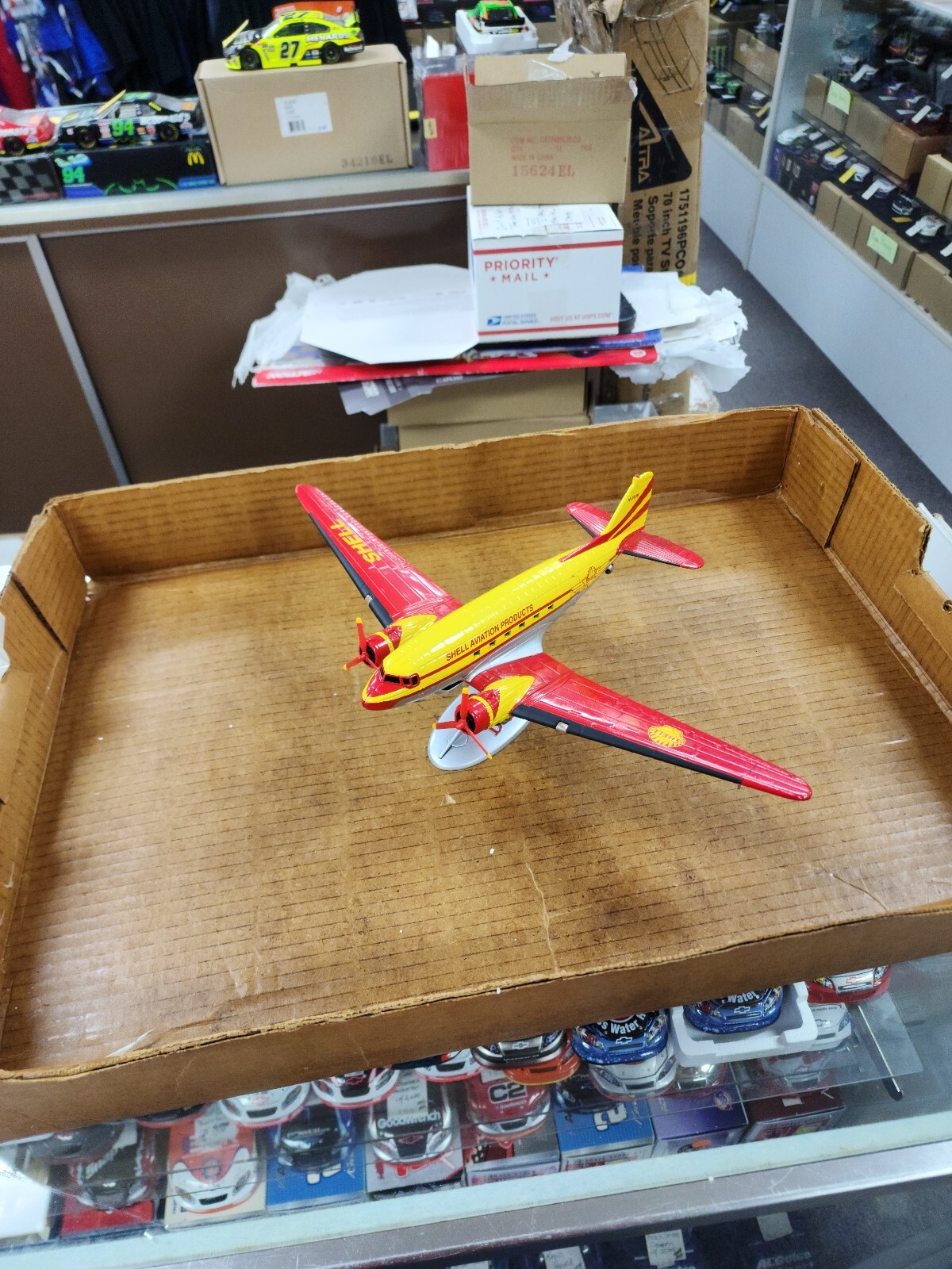 Ertl Douglas Shell Oil DC-3 1:72 Scale Diecast Airplane