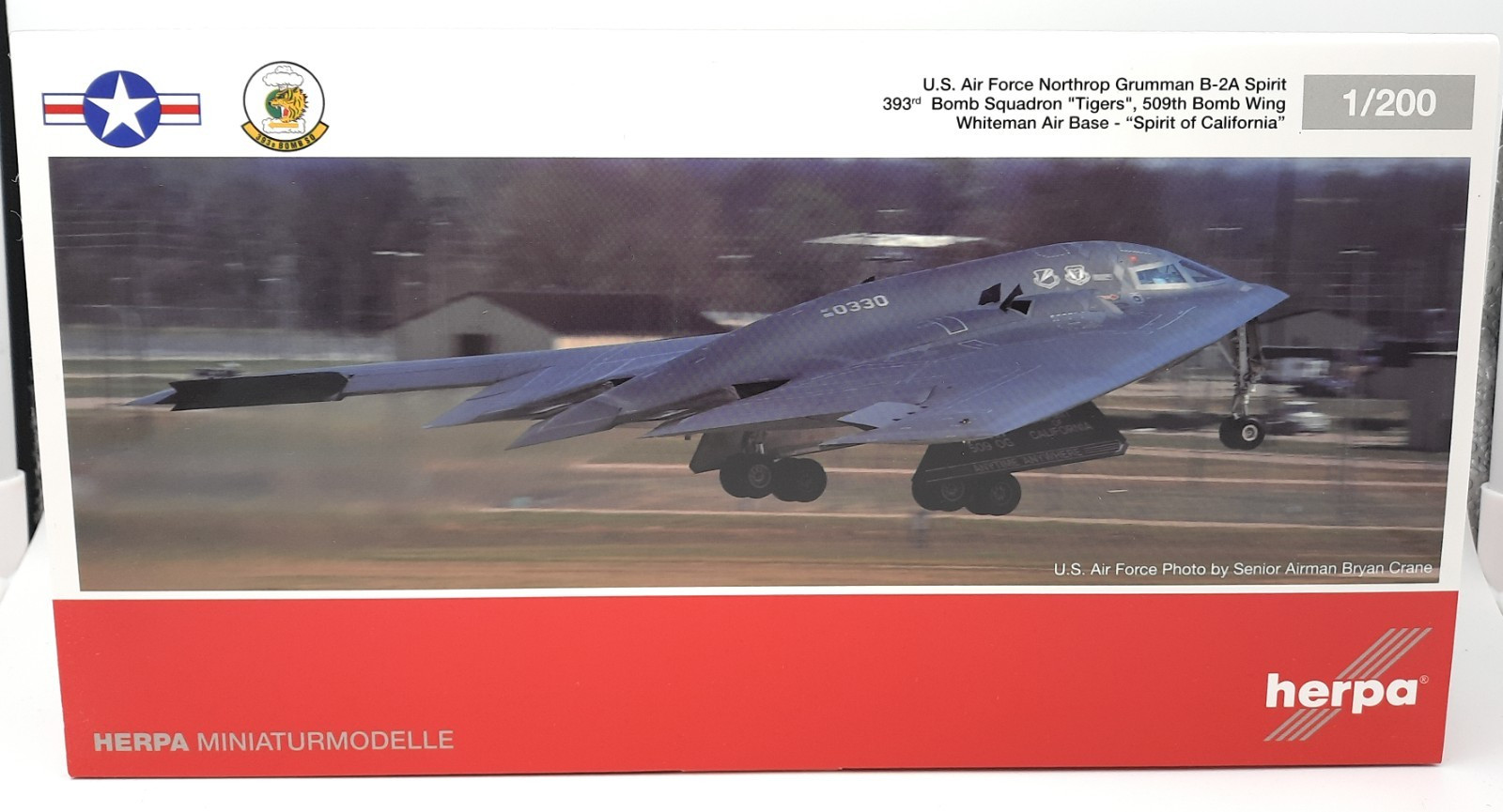 Airplane Herpa Wings 1/200 U.S. Airforce Northrop Grumman B-2A Spirit. 573092