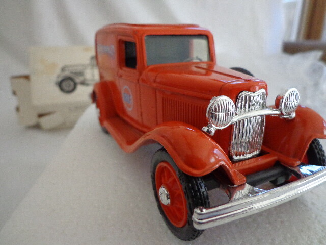ERTL 1932 FORD PANEL GULF OIL DELIVERY BANK 1:25 DIECAST