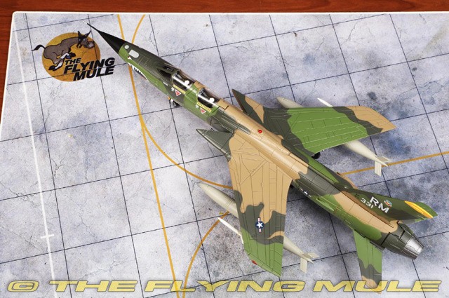 Hobby Master 1:72 F-105F Thunderchief USAF 355th TFW, 354th TFS Red River