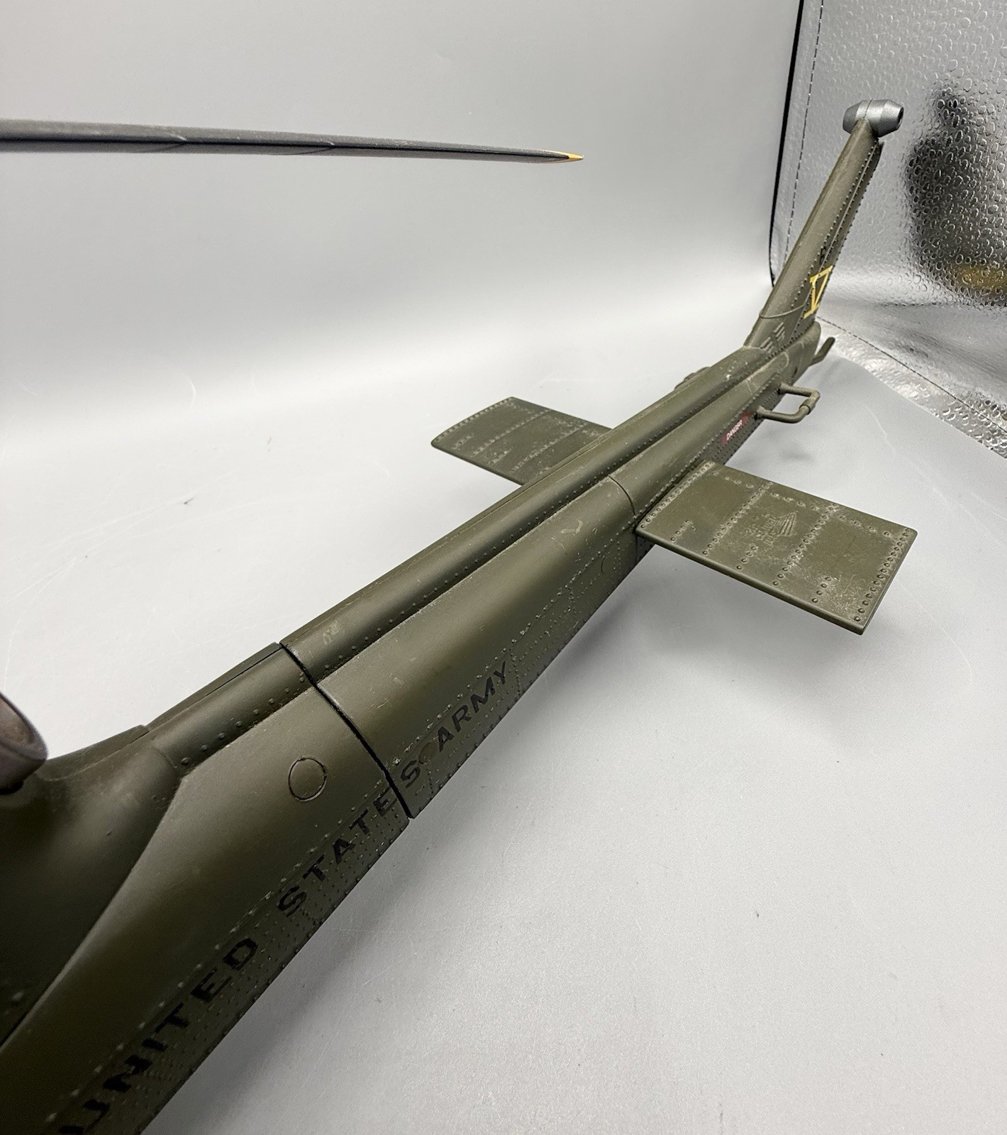 21st Century 1:18 UH-1C Huey Helicopter Hoghead II Vietnam MISSING REAR ROTOR