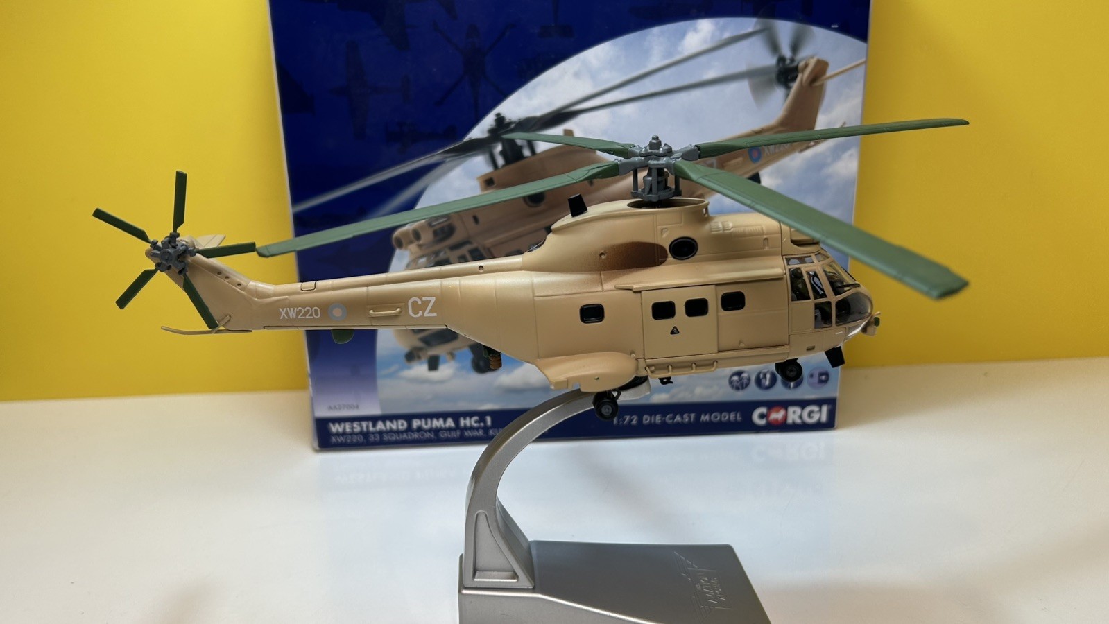 CORGI AA27004 WESTLAND PUMA HC.1 XW220 33 SQD GULF WAR KUWAIT 1991