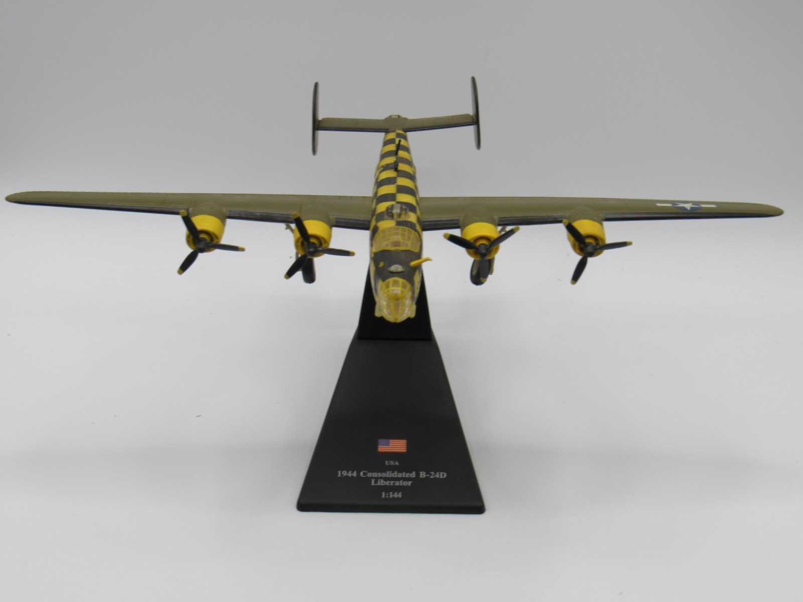 1944 USA Consolidated B-24D Liberator 1:144 Model Plane