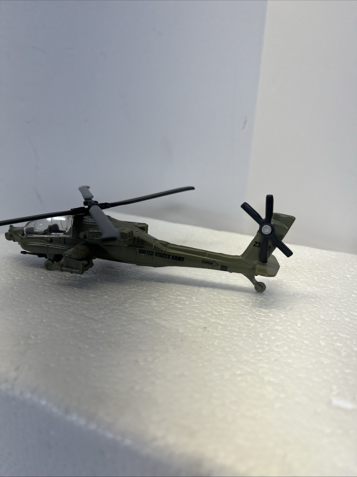 Boeing AH-64A Apache US Army Helicopter Die-Cast Replica by Maisto