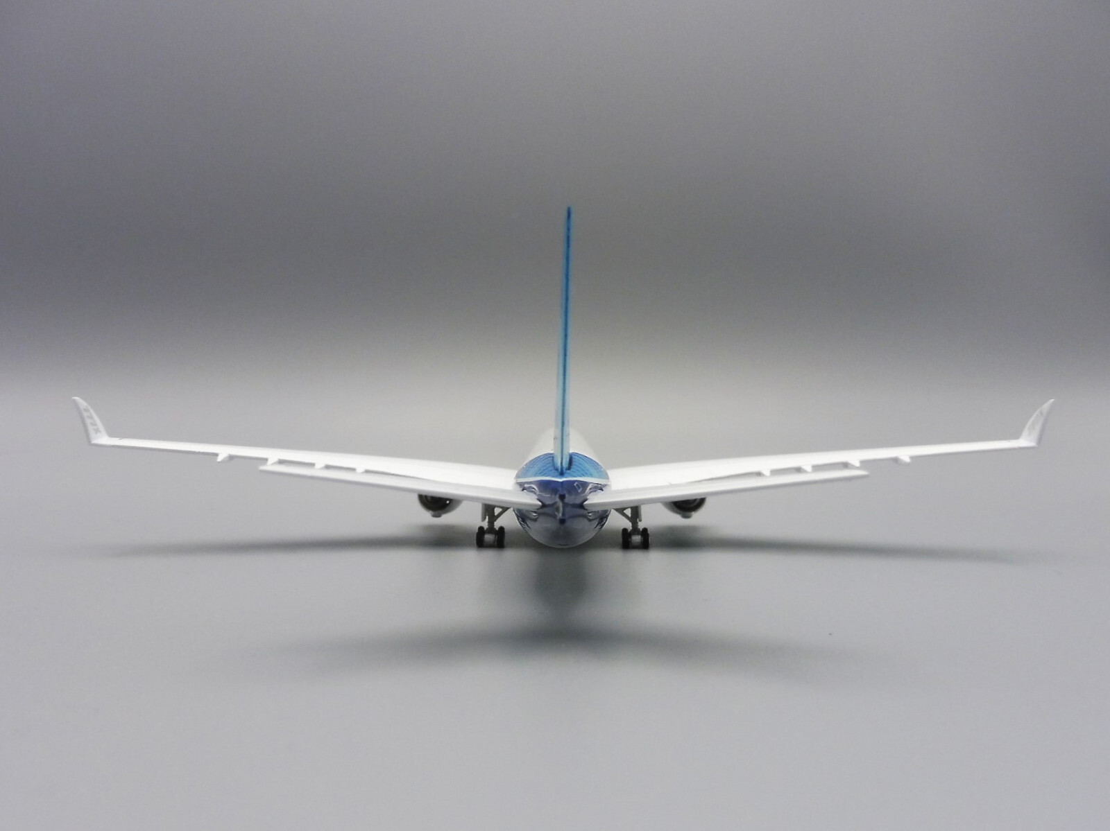 Boeing 777-9 House Colours 1/400 JC Wings LH4160X 777 Folded Wingtips N779XW