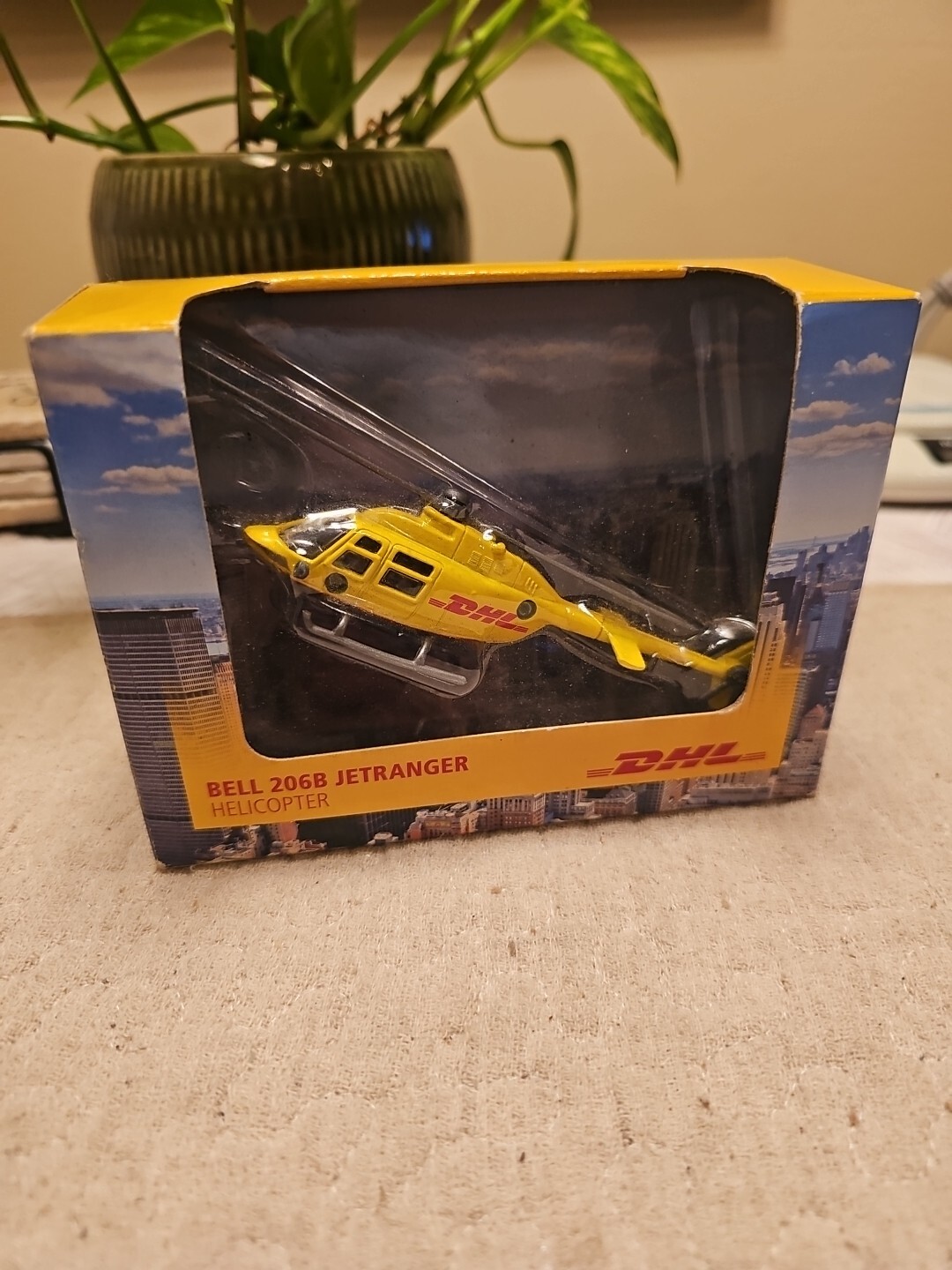 Daron: DHL Bell 206B Jetranger Helicopter Diecast Model: DHL2632 NIB