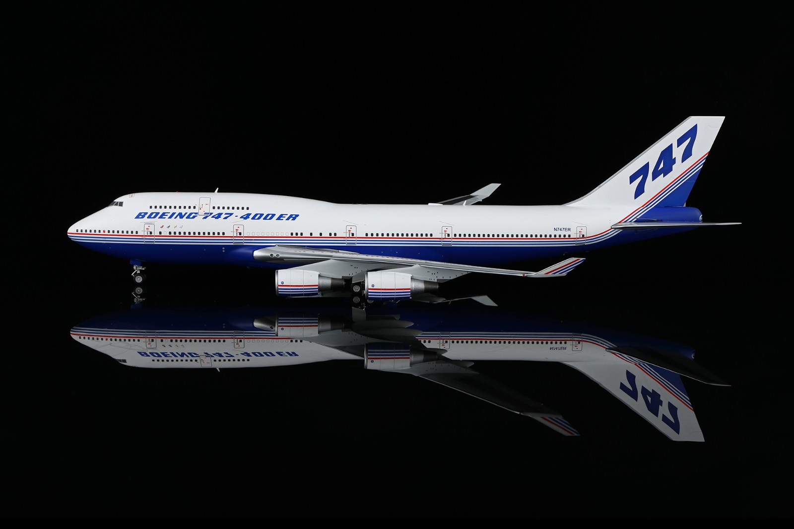 SQ Wings 1:200 Boeing B747-400(ER) “House Colours – Flaps Up” N747ER